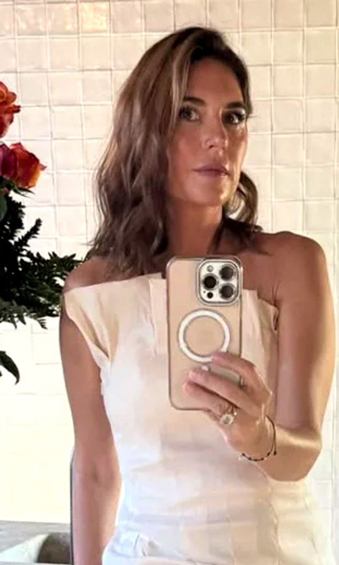 Lourdes Montes conquista Málaga de blanco con el vestido de firma española que demuestra por qué siempre acierta como invitada