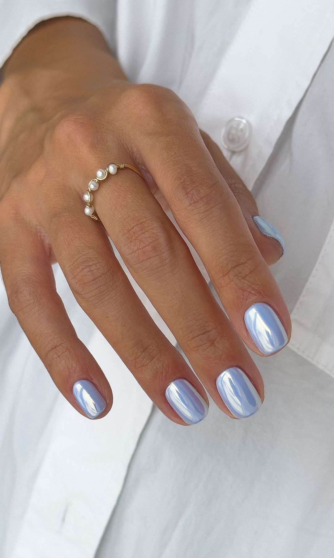 Manicura cromada en azul bebé