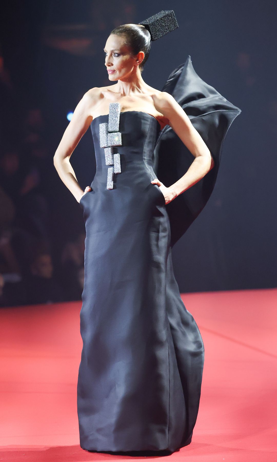 Nieves Álvarez, musa indiscutible de Stéphane Rolland, protagoniza una pasarela con acento español