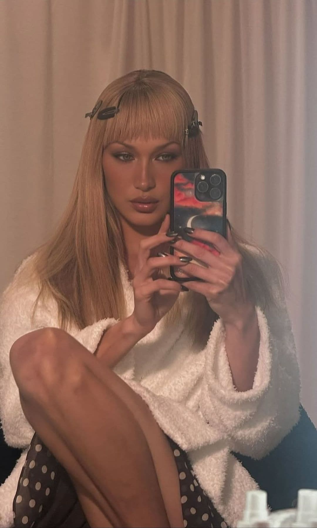 Bella Hadid presume un nuevo flequillo en redes sociales