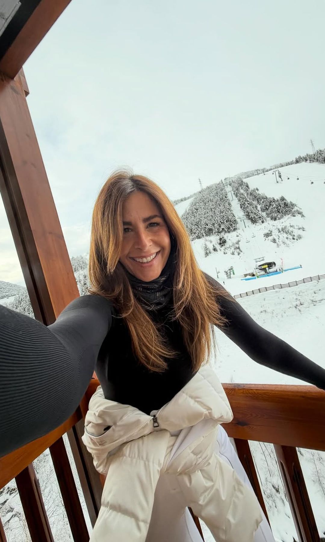 Nuria Roca en una terraza frente a las pistas de esquí 