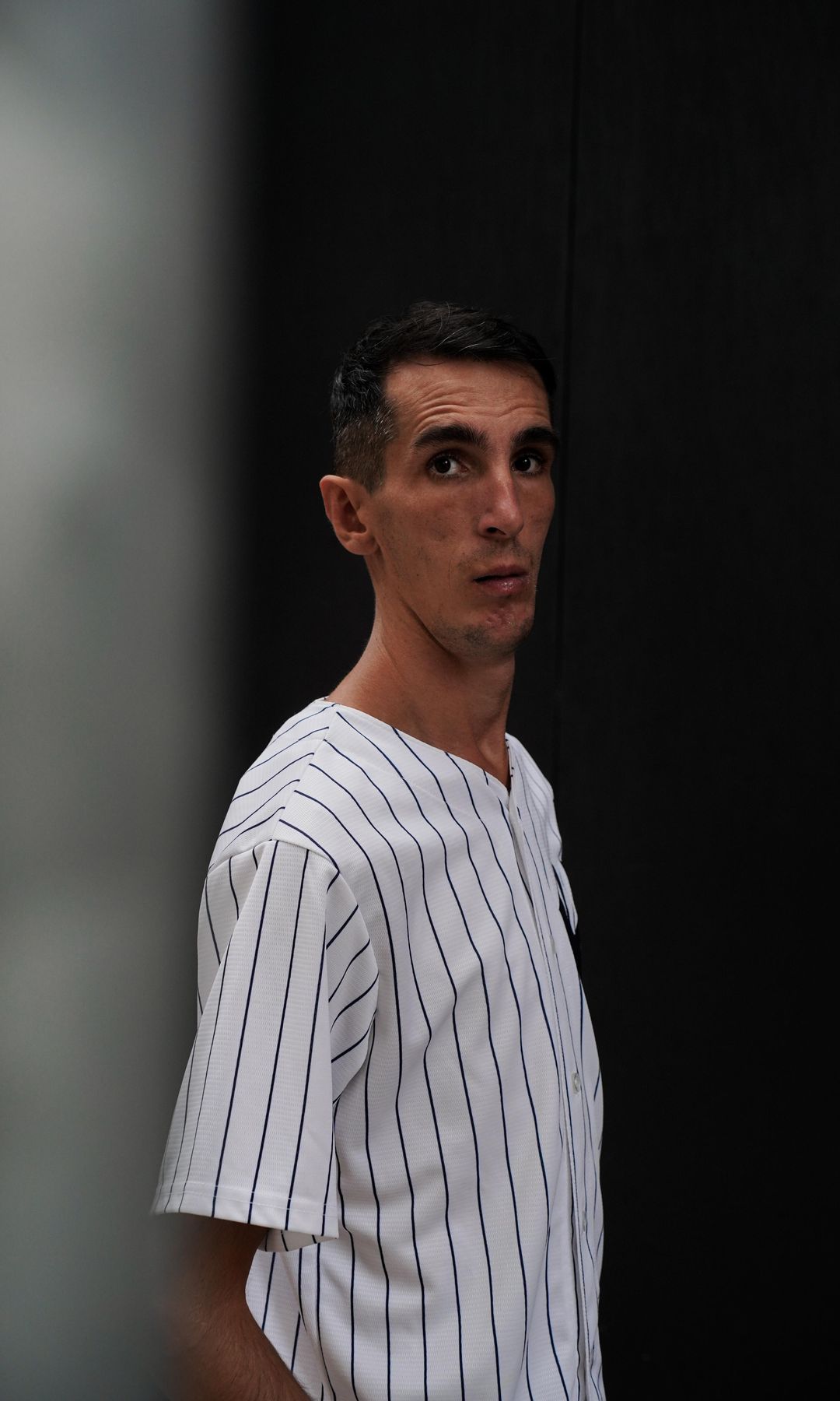 Álex Roca de perfil