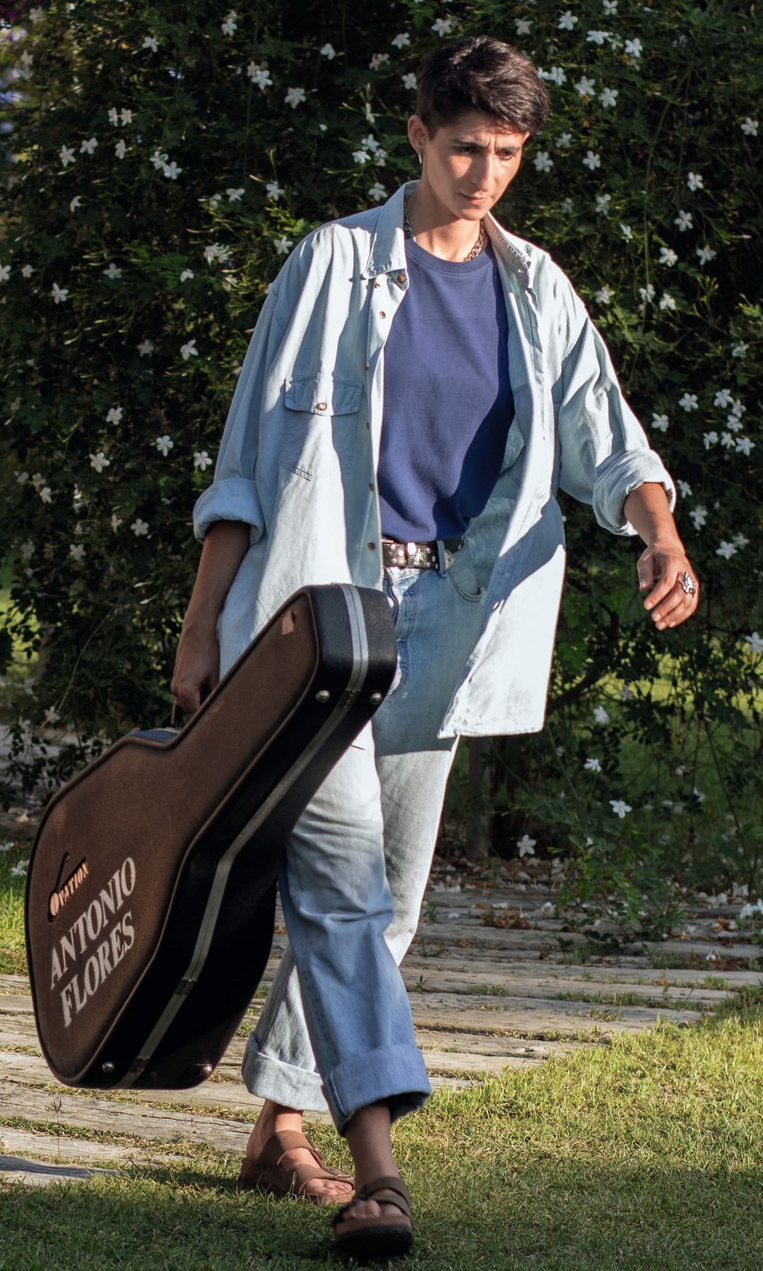 Abajo, Alba, en una imagen del documental sobre su padre, "Flores para Antonio", dirigido por Isaki Lacuesta y Elena Molina