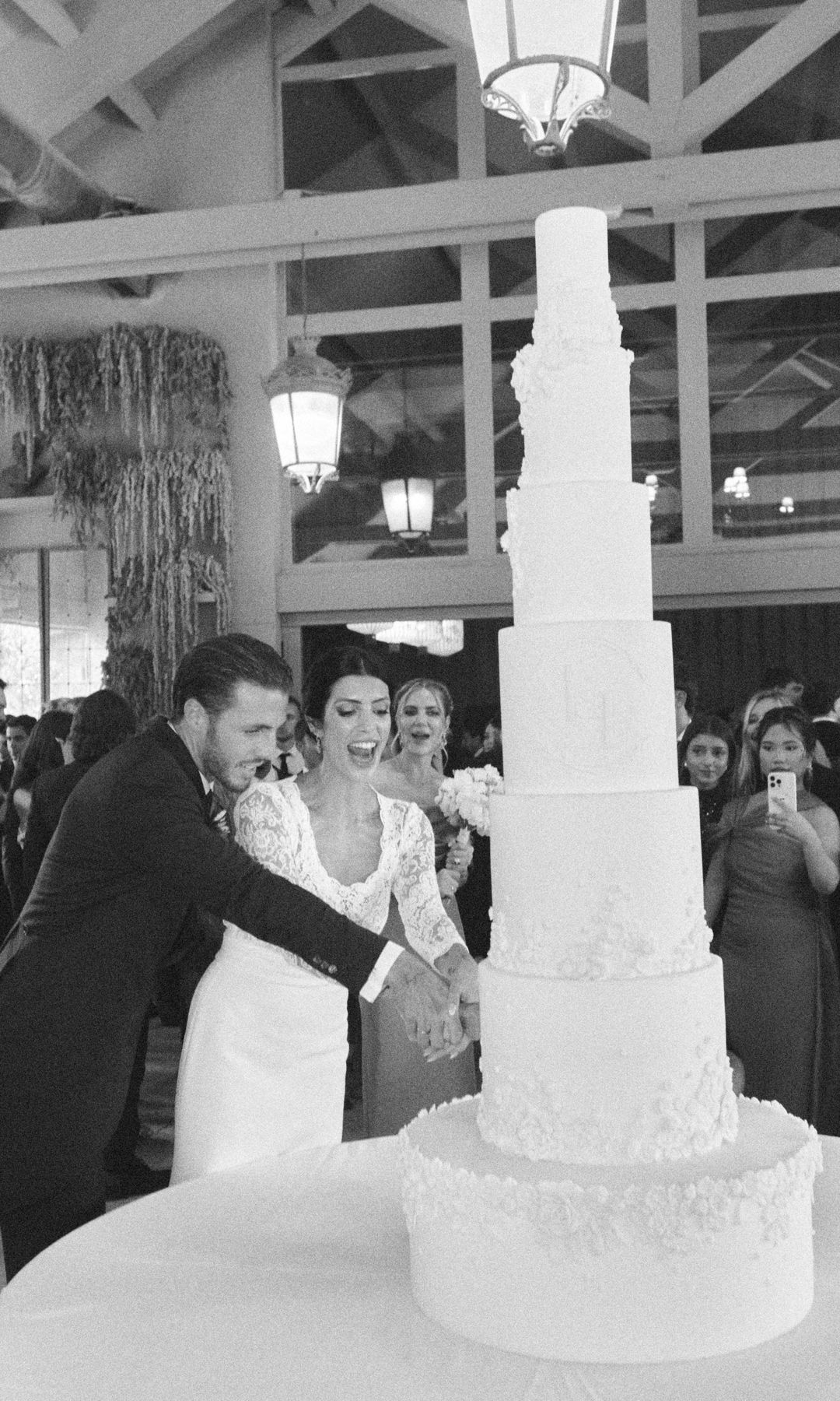Los novios cortan la tarta nupcial de siete pisos de altura 