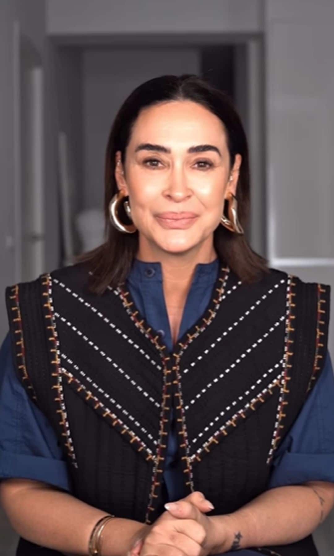 Vicky Martín Berrocal con chaleco y camisa