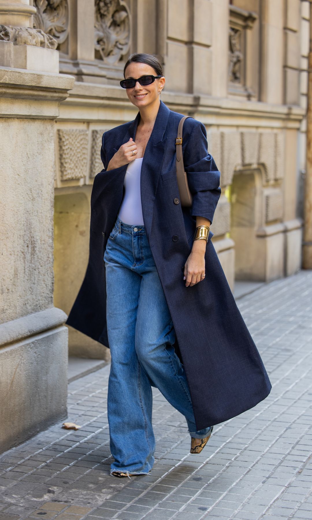 Los abrigos largos NO te hacen más bajita si llevas estos vaqueros como Olivia Palermo