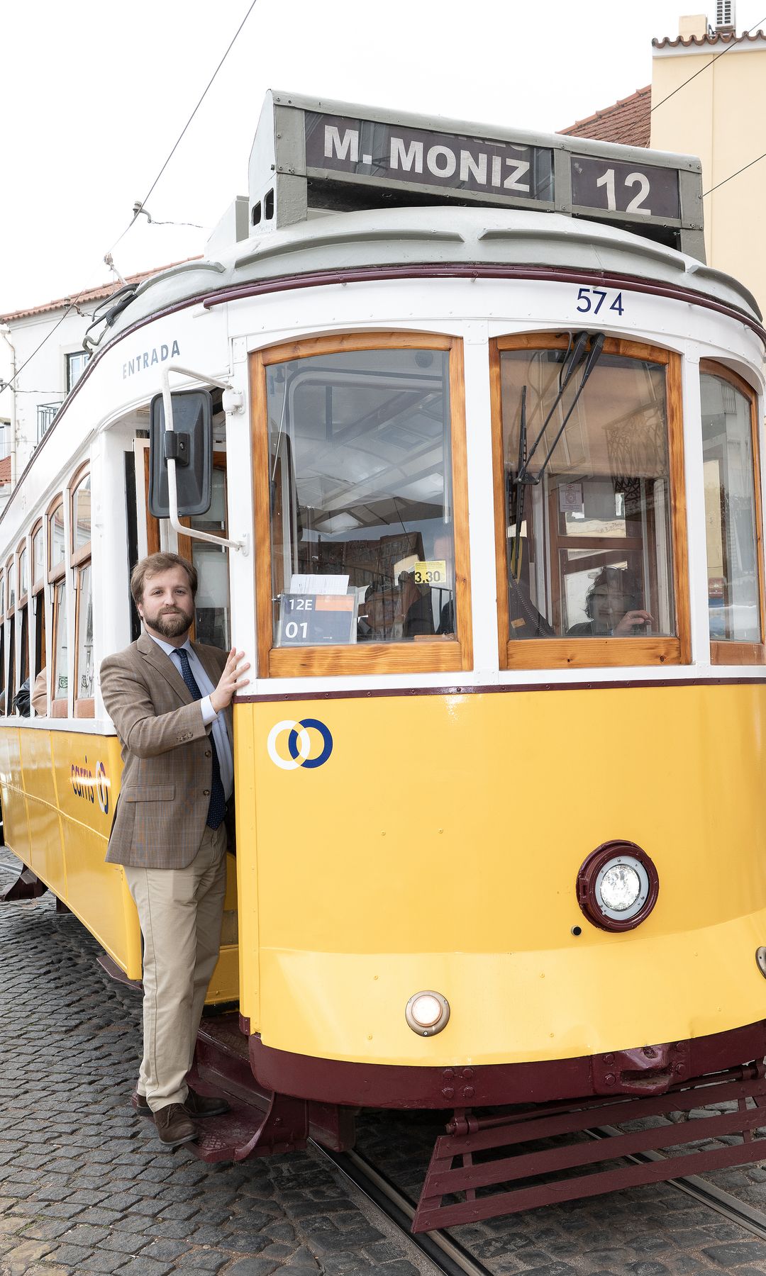 Alfonso de Braganza, en uno de los típicos tranvías de Lisboa