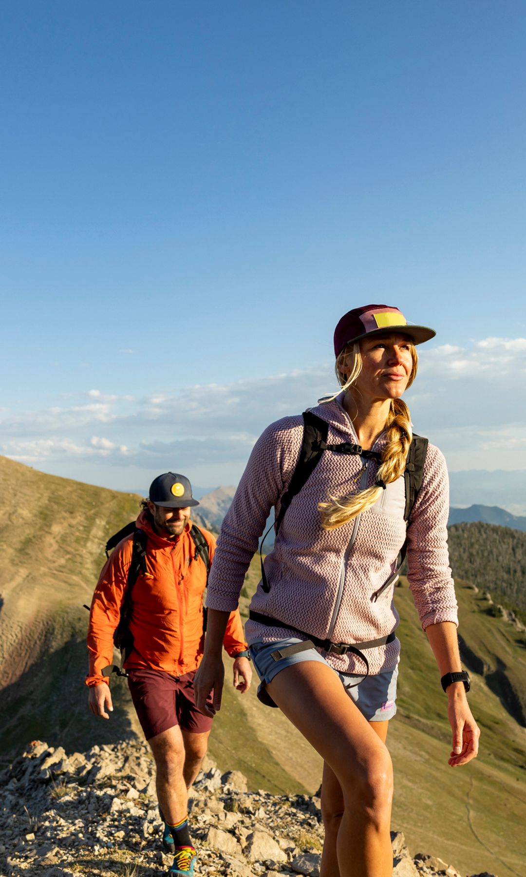 Pareja caminando en la montaña