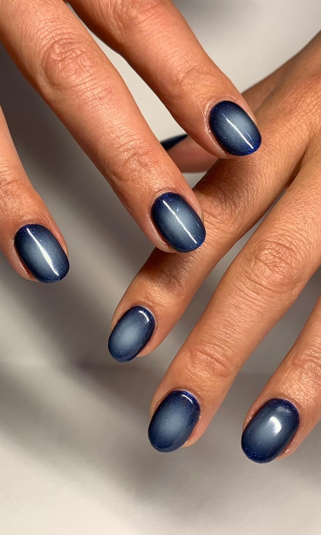 Manicura azul aura