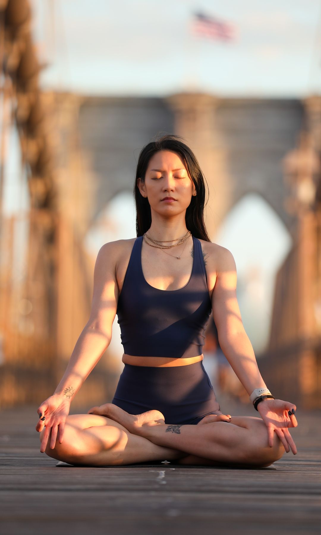 Mujer haciendo yoga sentada y meditando