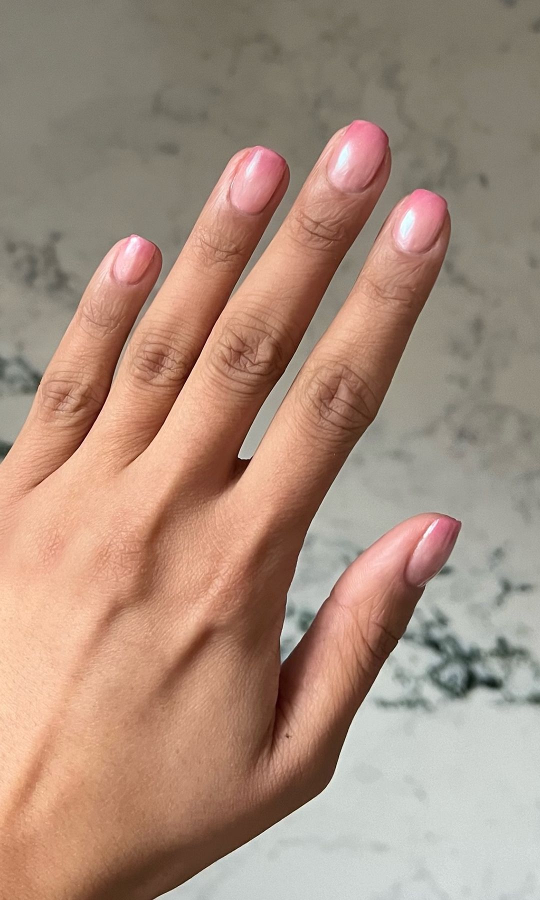 Manicura cromada en efecto degradado