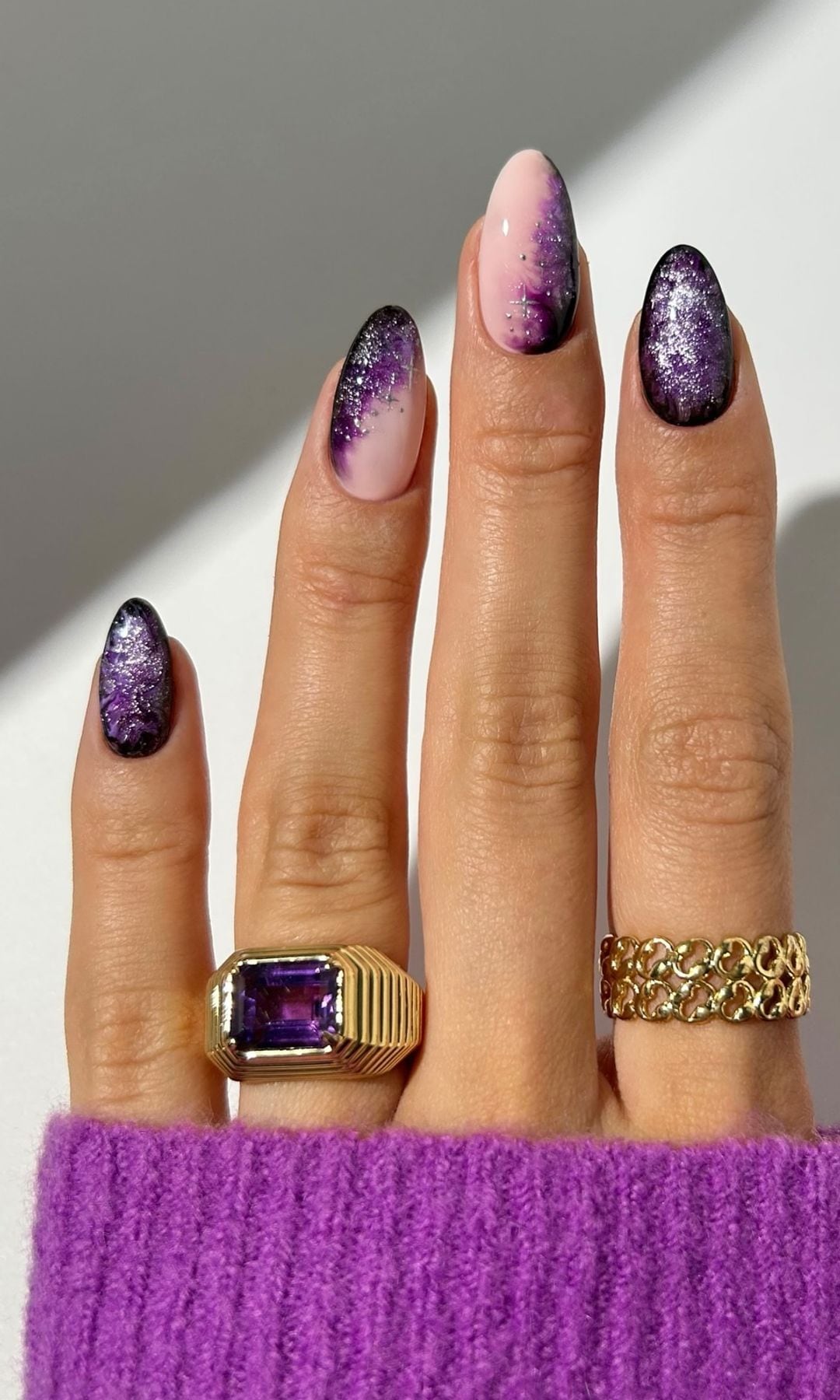 Manicura con detalles de bruja