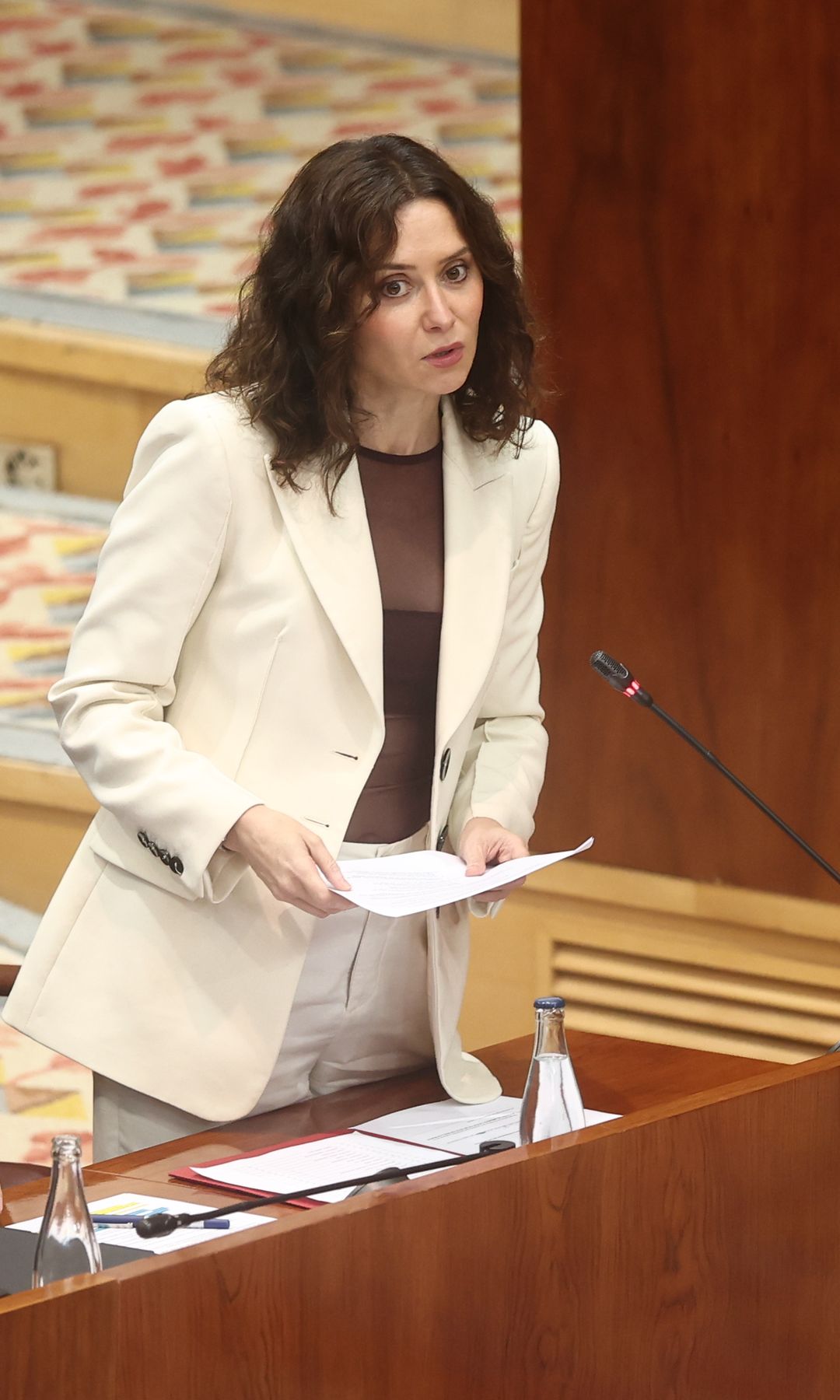 Isabel Díaz Ayuso, con body transparente de Zara en la Asamblea de Madrid (mayo de 2025)
