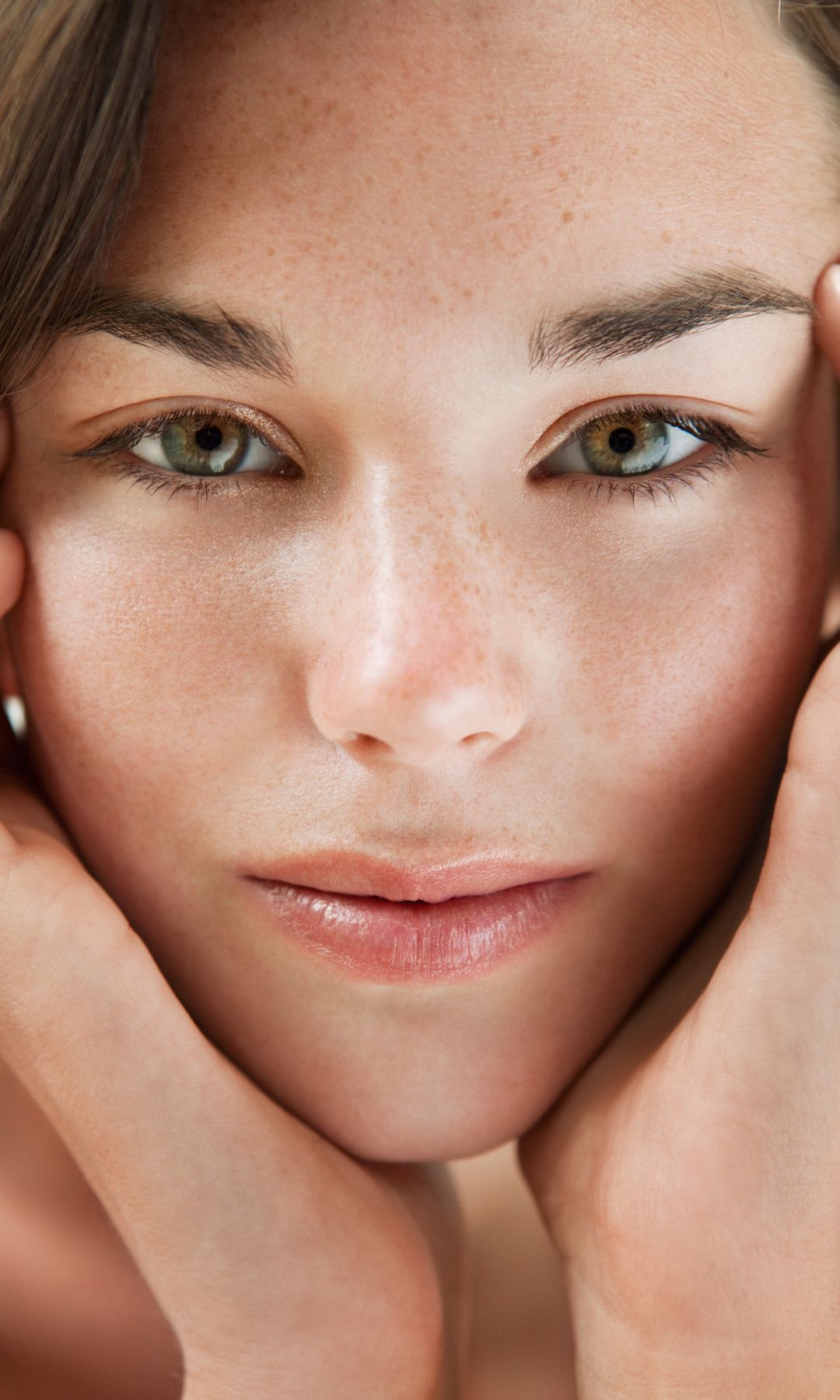  Mujer con rostro perfecto