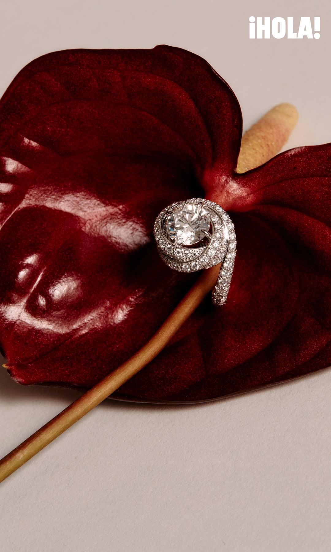 El Solitario Trinity Ruban de Cartier, en platino y engastado con pavé de diamantes y un diamante central de talla brillante, se ha consolidado como un verdadero ícono de la Maison