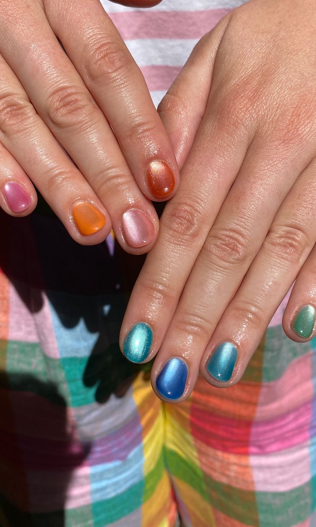 Manicura multicolor efecto ojo de gato