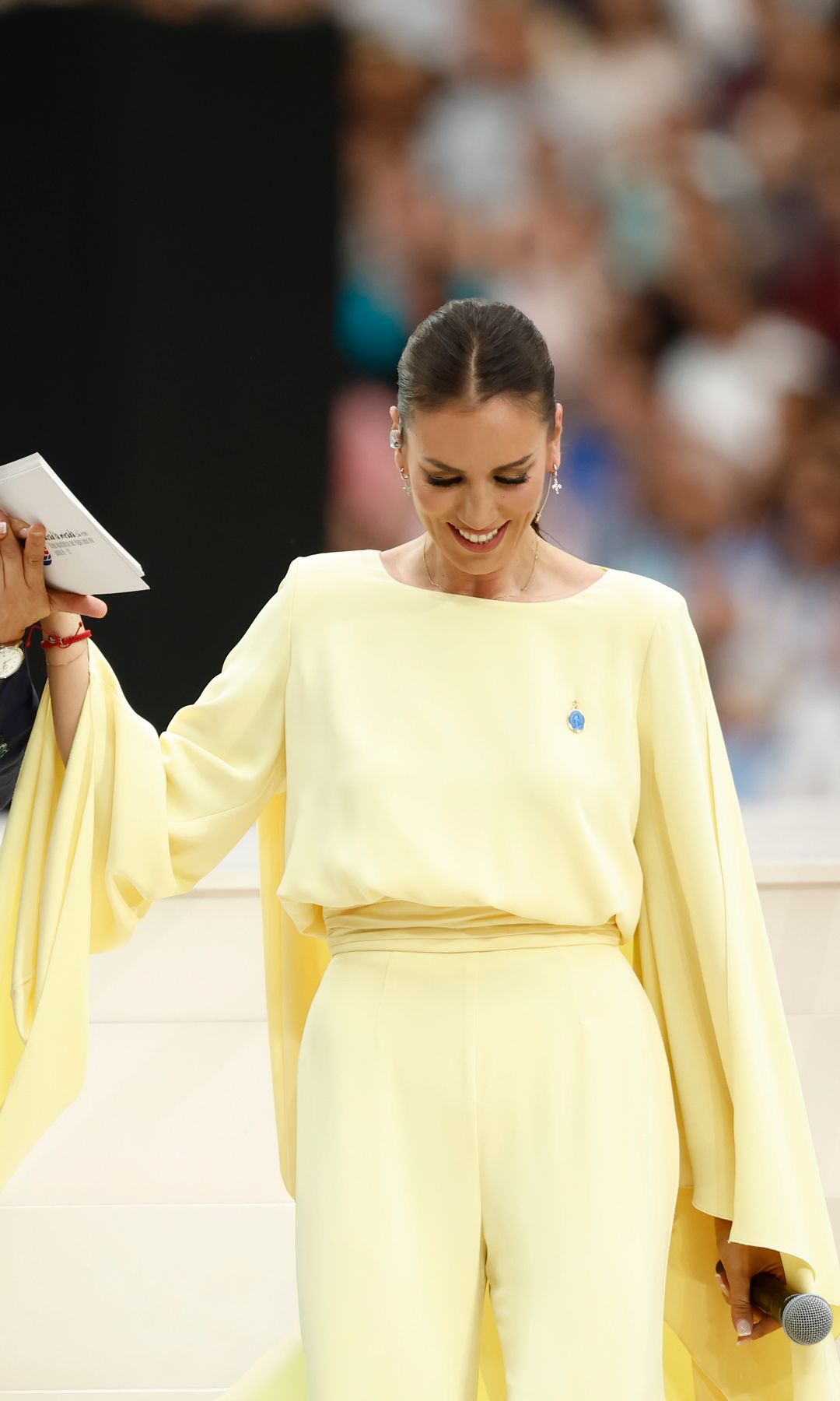 Patricia Pardo rinde homenaje con un conjunto de pantalón palazzo inspirado en la bandera del Vaticano