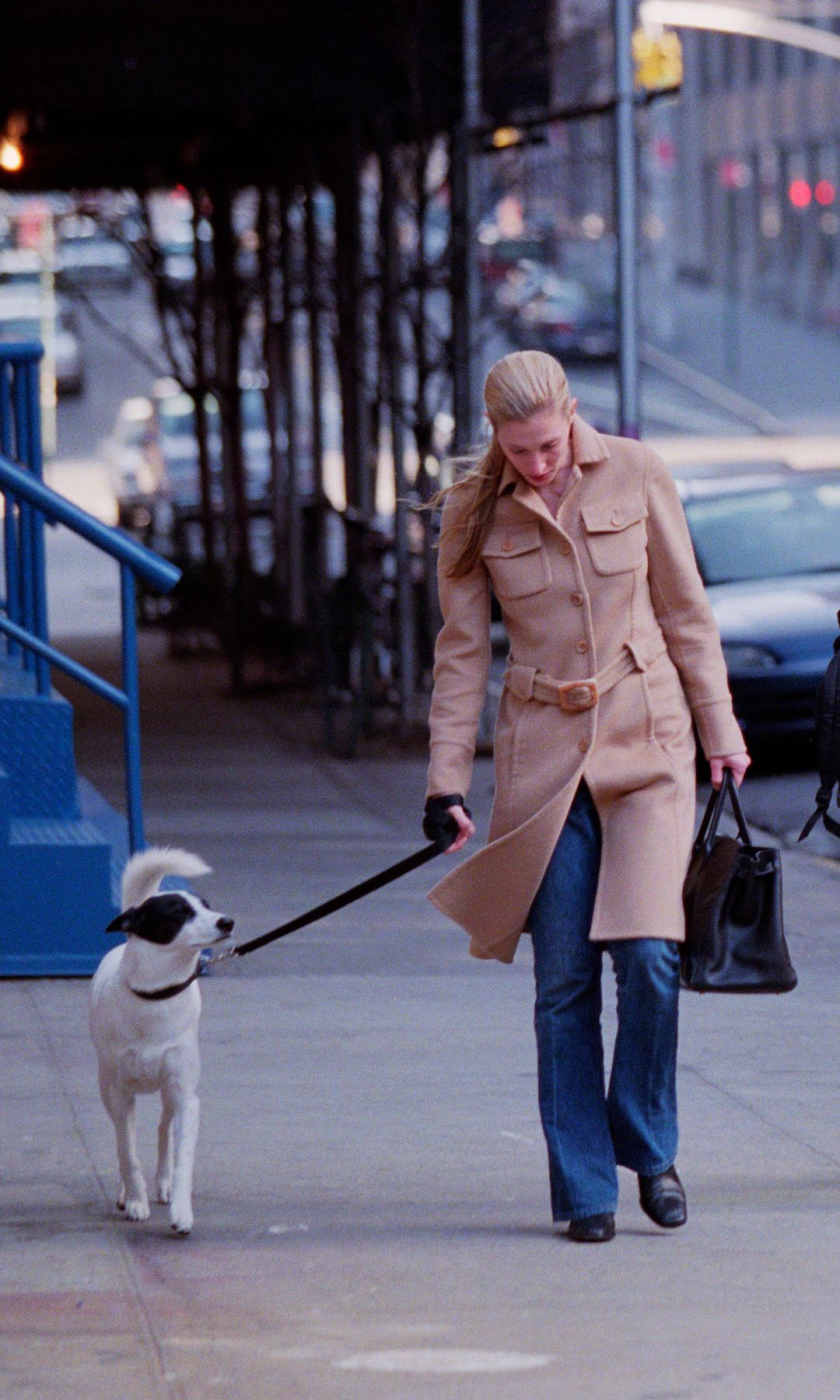 El abrigo de Prada que Carolyn uso para sacar a su perro en 199 es una de las piezas estrella de la subasta.