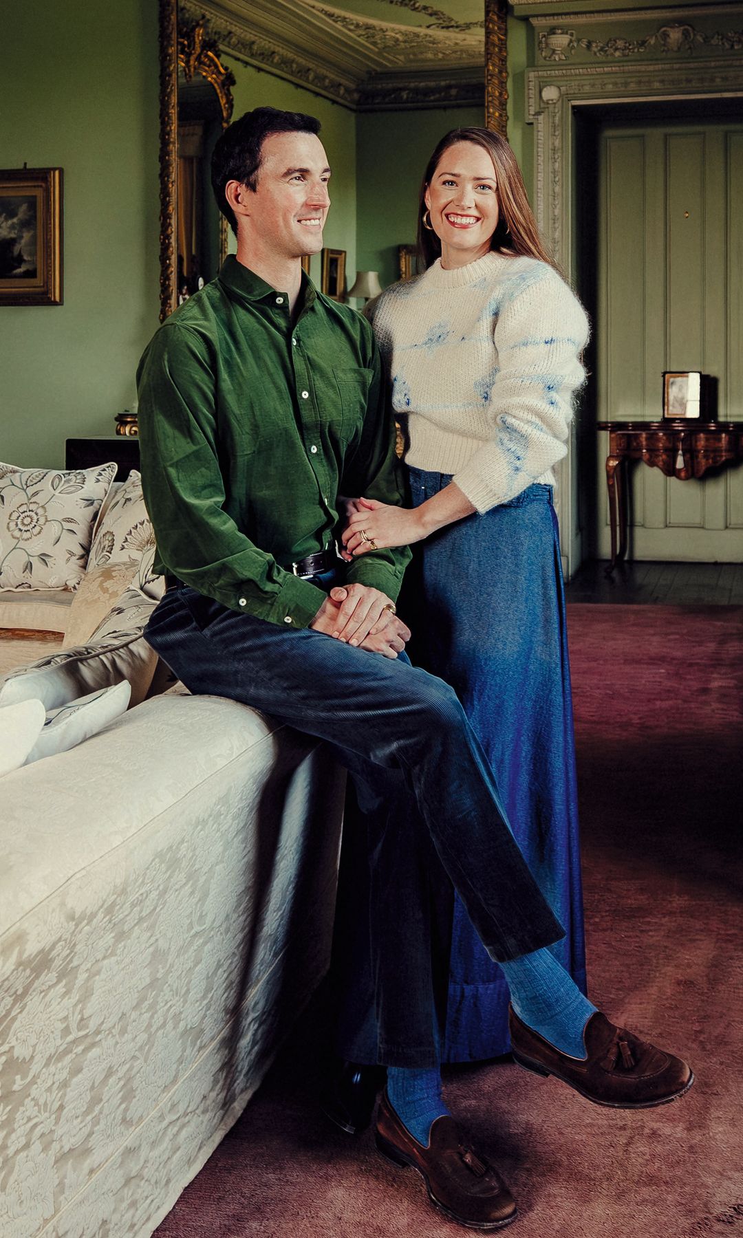 Para Cosmo, (aquí con su mujer) esta residencia de Aberdeenshire, que ha pertenecido a su familia durante generaciones, siempre ha sido simplemente su hogar. "Crecer en Cluny fue, sin duda, un mundo aparte", dice el propietario.
