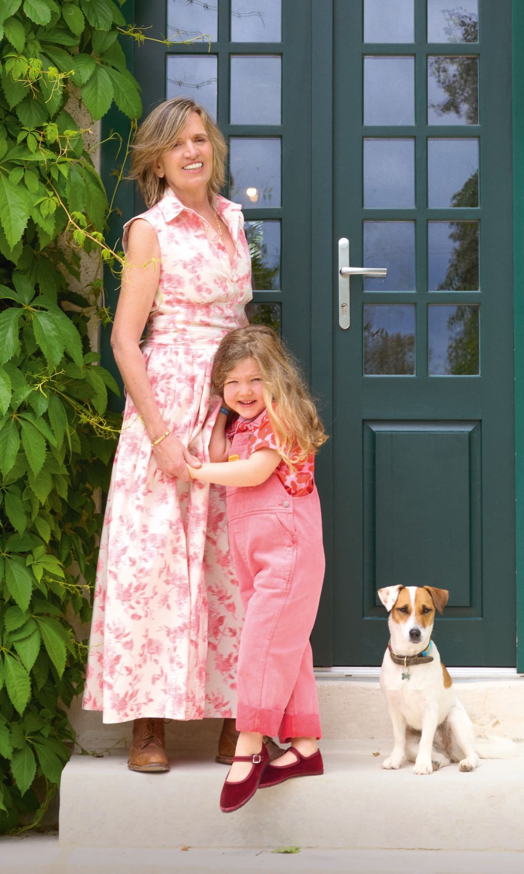 Catarina con su nieta Gabriela y su perra Rusa, de raza Jack Russel, en la entrada de la 'Quinta de Santo Amaro'.