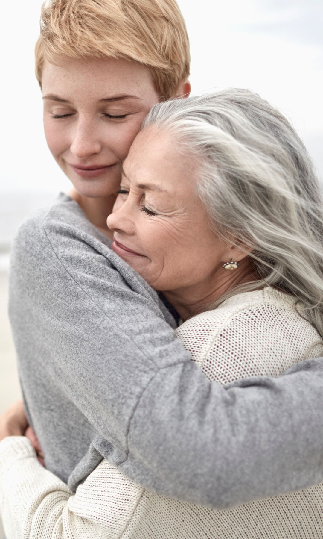 Nuera y suegra abrazándose