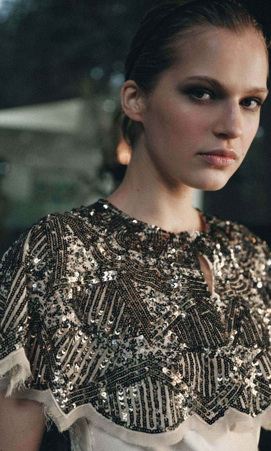 Capa con pedrería de Zara.