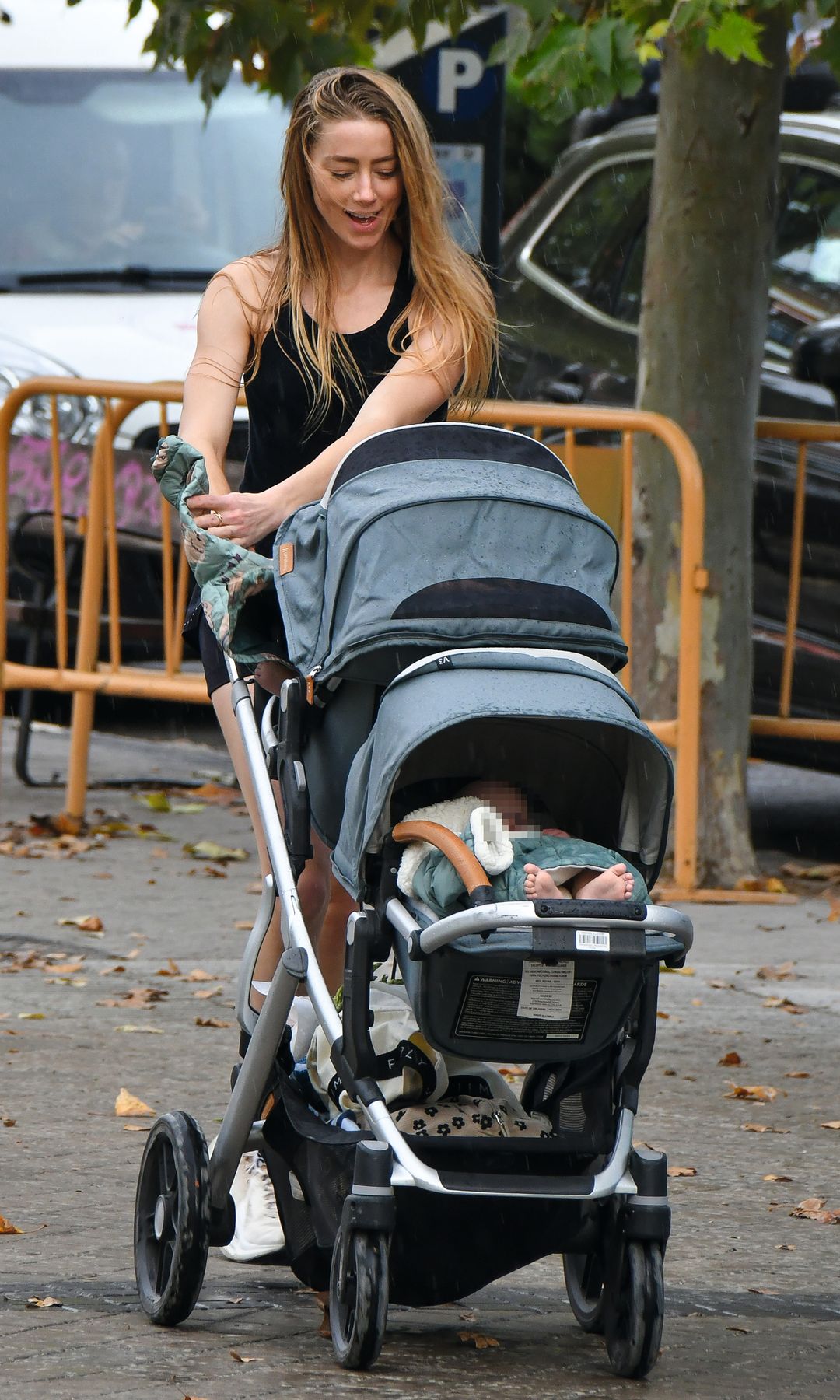 Amber Heard recorriendo los alrededores de su domicilio junto a sus pequeños. Con un conjunto deportivo, la actriz empujaba el carrito doble en el que viajaban Agnes y Ocean. A la izquierda, la protagonista de "Aquaman", que anunció su nacimiento el pasado 11 de mayo, huyendo de la lluvia que comenzó a caer durante su paseo
