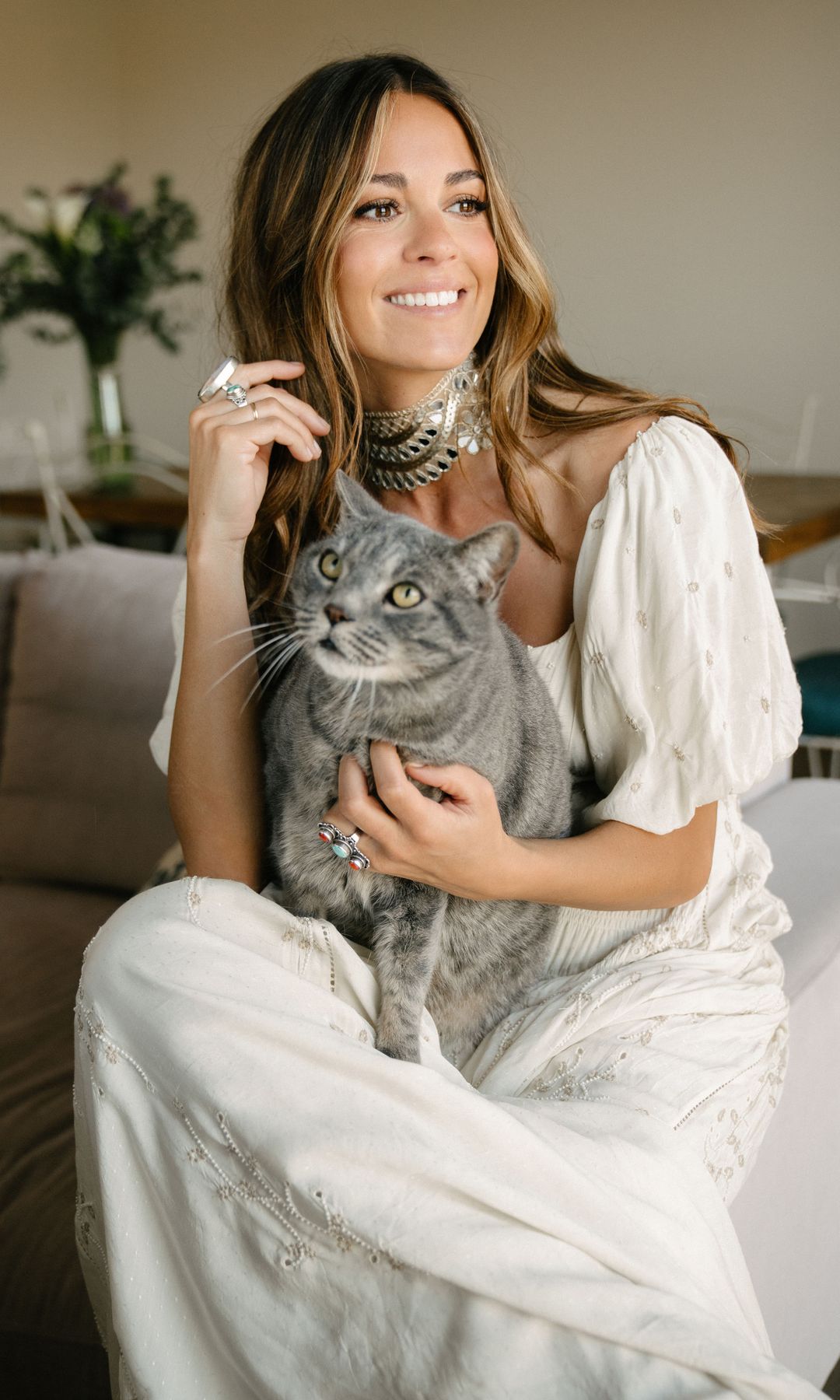 Sofía Ellar junto a una de sus mascotas
