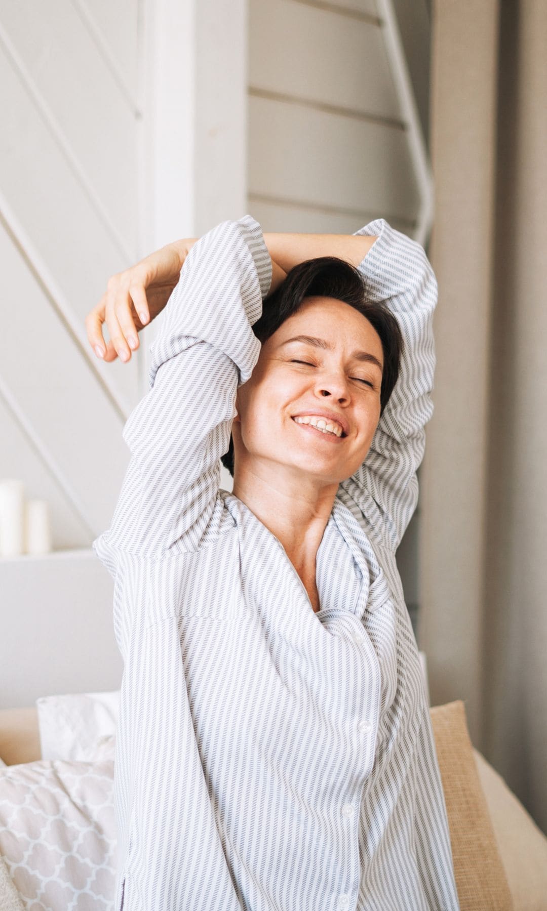 Una mujer estirándose por la mañana