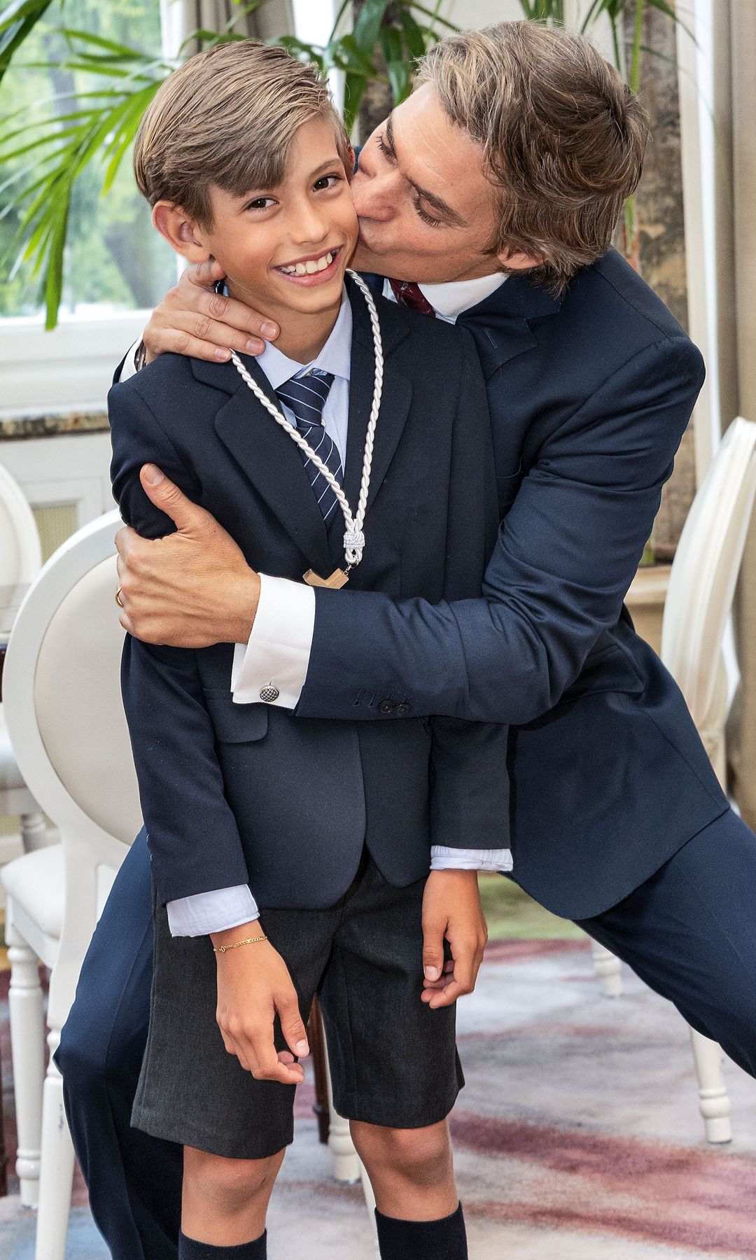 Carlos Baute comiéndose a besos a su pequeño en su gran día
