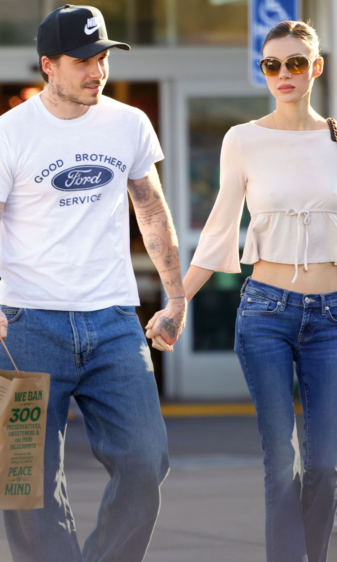Brooklyn Beckham paseando junto con su mujer, después de realizar unas compras 