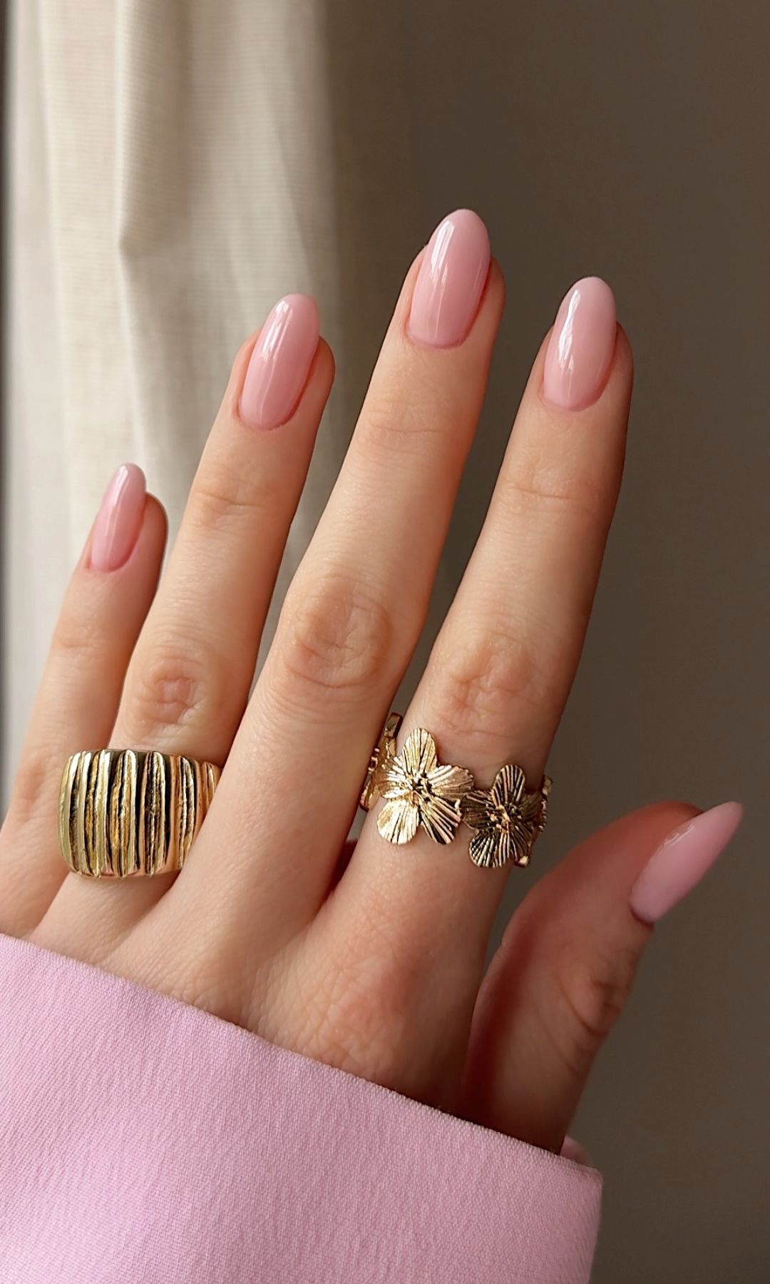 Manicura rosa con forma ovalada