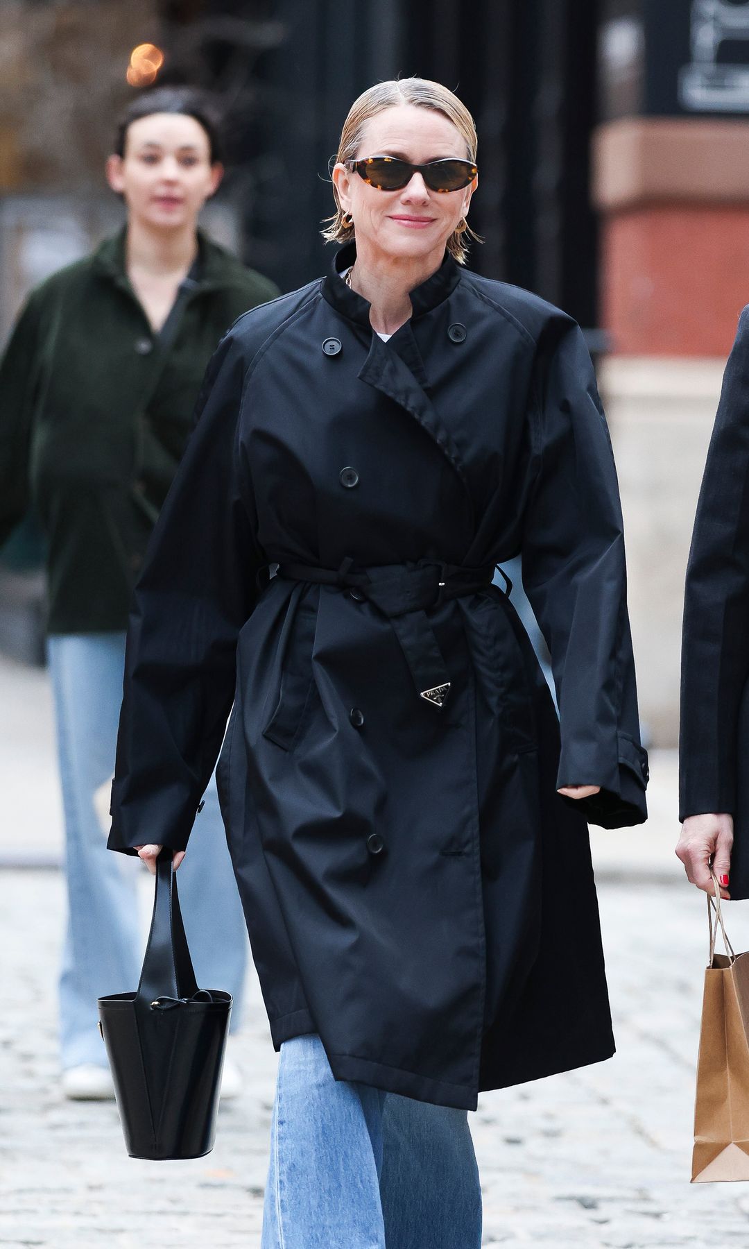 Naomi Watts se ha convertido en la reina del trench coat en sus últimos looks.