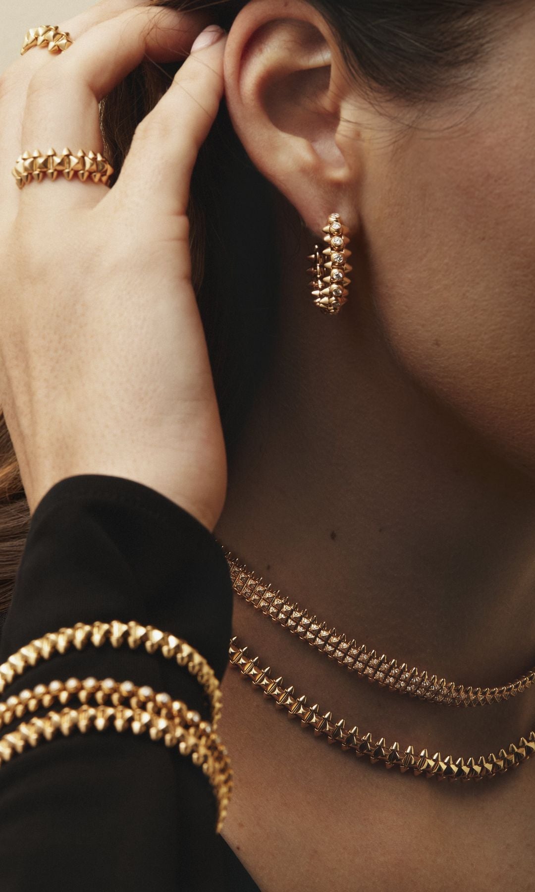 Aretes, brazaletes, collares y anillos en oro rosa de la colección Clash, de Cartier.