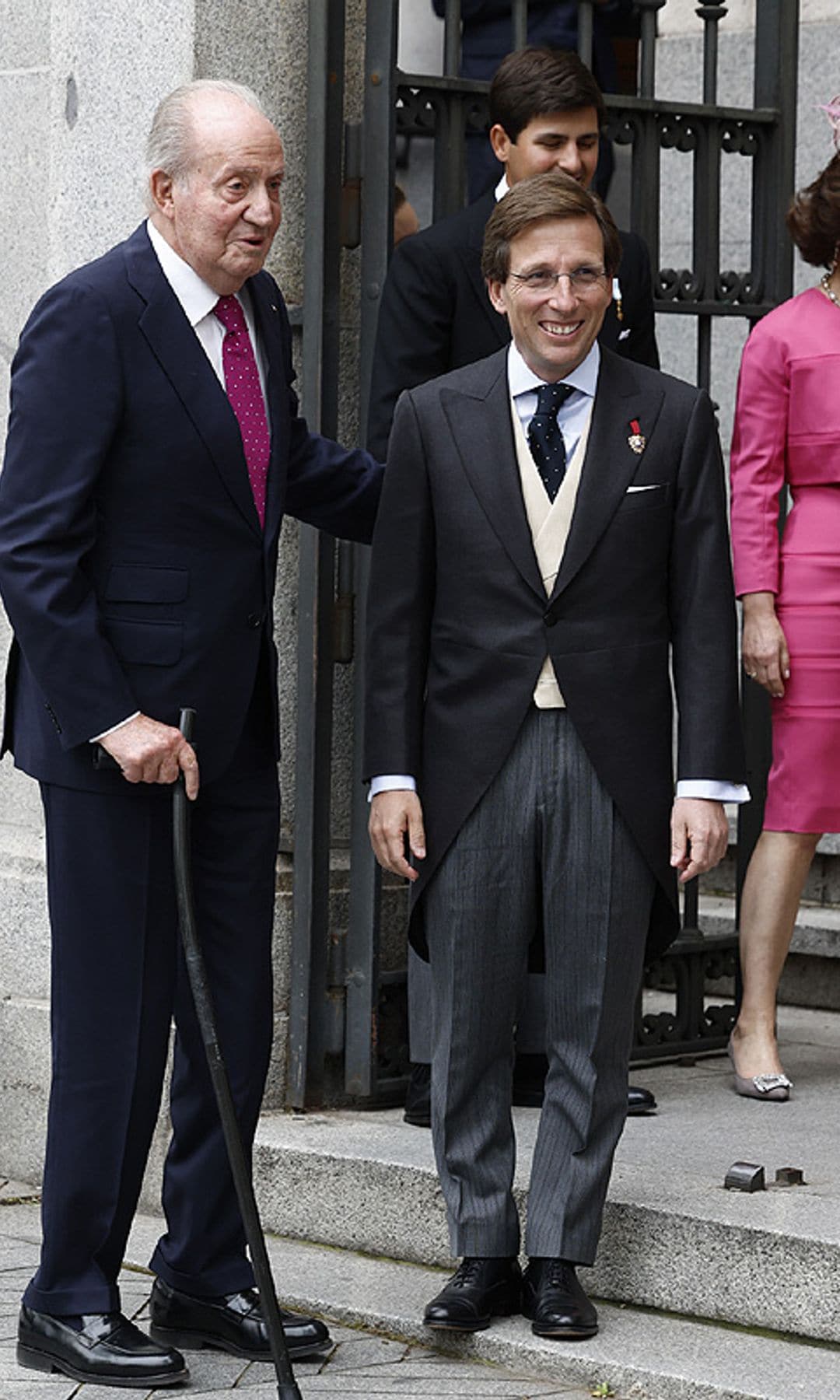 El rey Juan Carlos con José Luis Martínez-Almeida a la entrada de la Iglesia