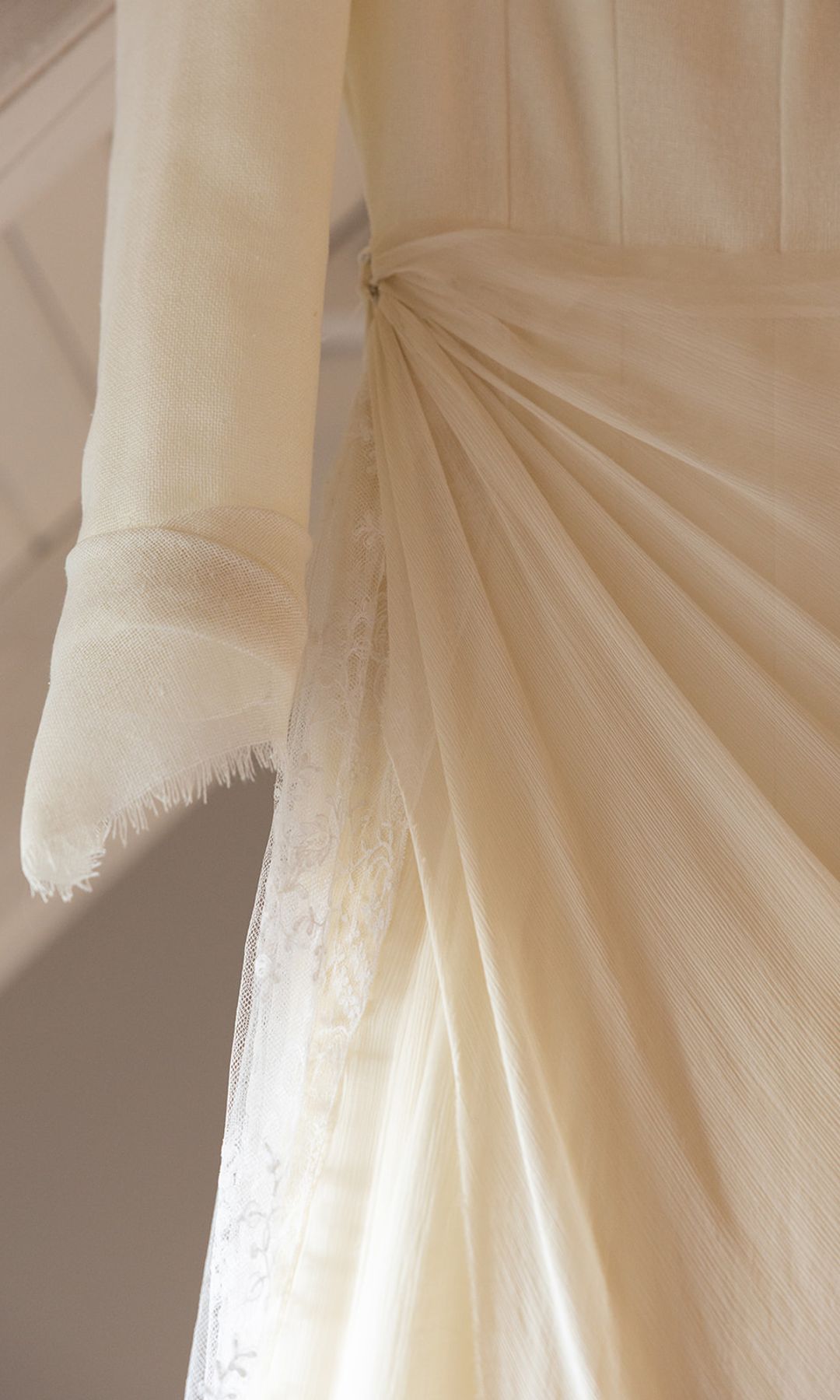 Laura con un vestido con lino rústico y de Inés Martín Alcalde en su boda con Antonio en el Artíes.
