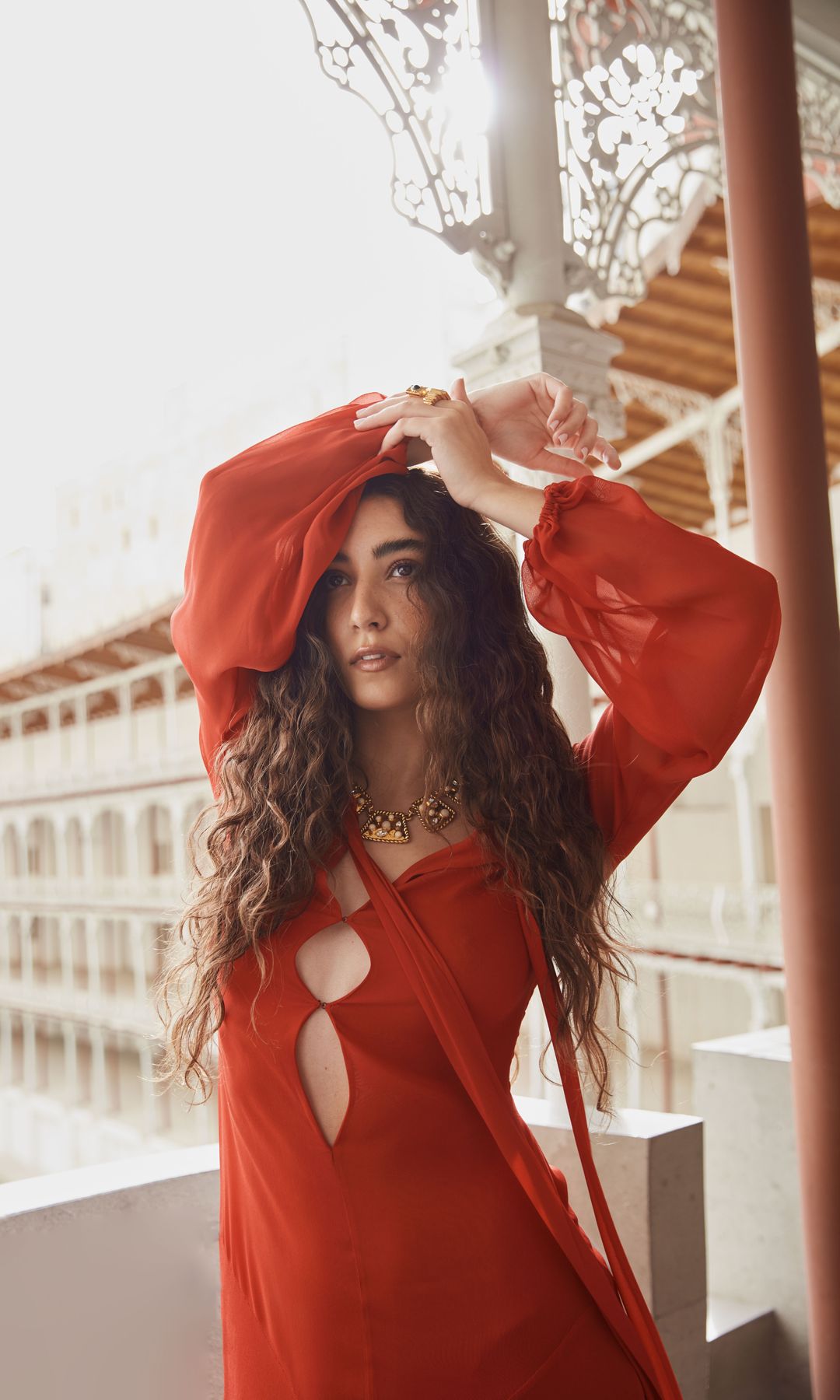 CREATIVIDAD SIN LÍMITES
Escuchar música, hacer collages y buscar referencias sobre diseño de interiores están entre sus otras muchas aficiones, con las que Paula expande sus grandes dotes creativas. Posa con arte con vestido largo, de Philosophy di Lorenzo Serafini; collar, de Aurélie Bidermann, y anillo, de Paola Sighinolfi

