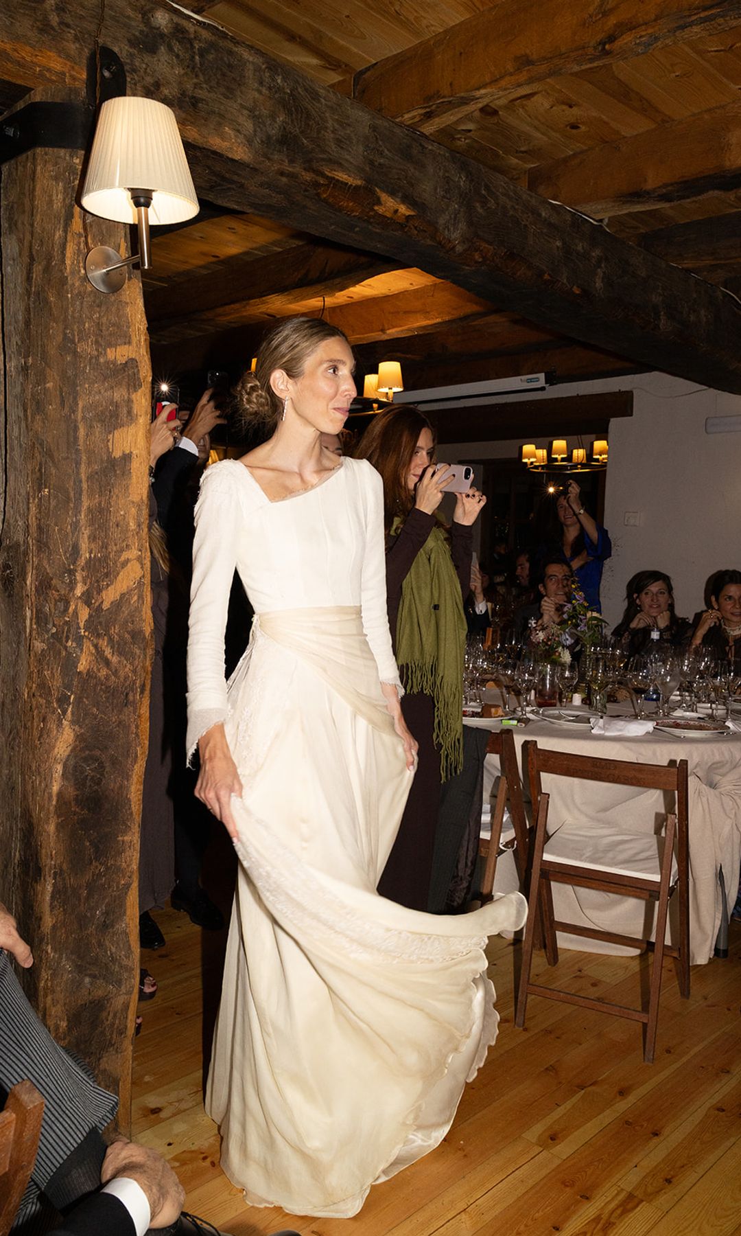 Laura con un vestido con lino rústico de Inés Martín Alcalde en su boda con Antonio en el Artíes.