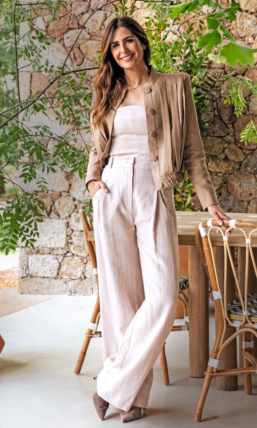  Nuria posa para ¡HOLA! en el porche