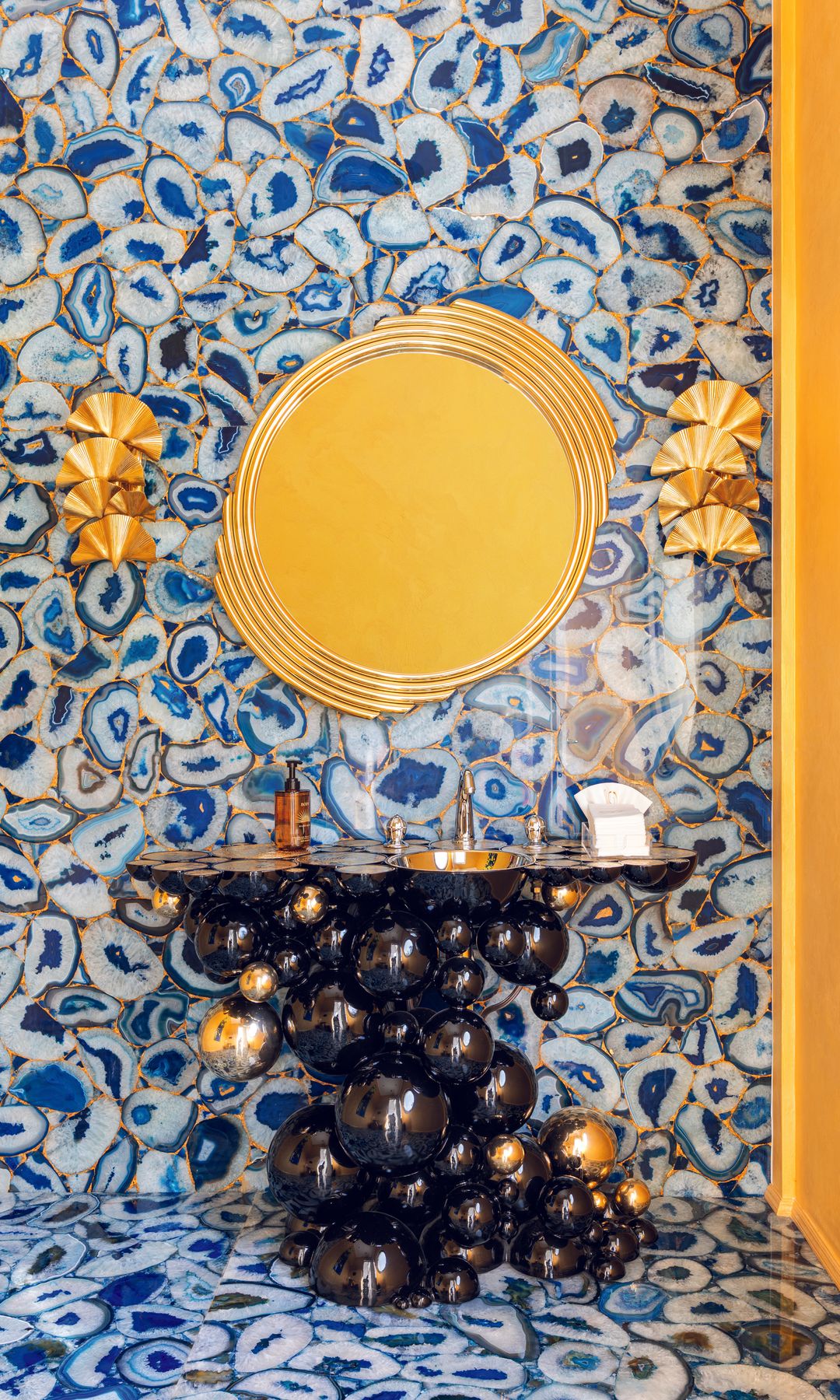 MONIQUE DELACROIX LA REINA DE LOS RASCACIELOS DE NUEVA YORK, NOS RECIBE EN SU CASA DE CRISTAL EN LA COSTA DORADA DE LONG ISLAND