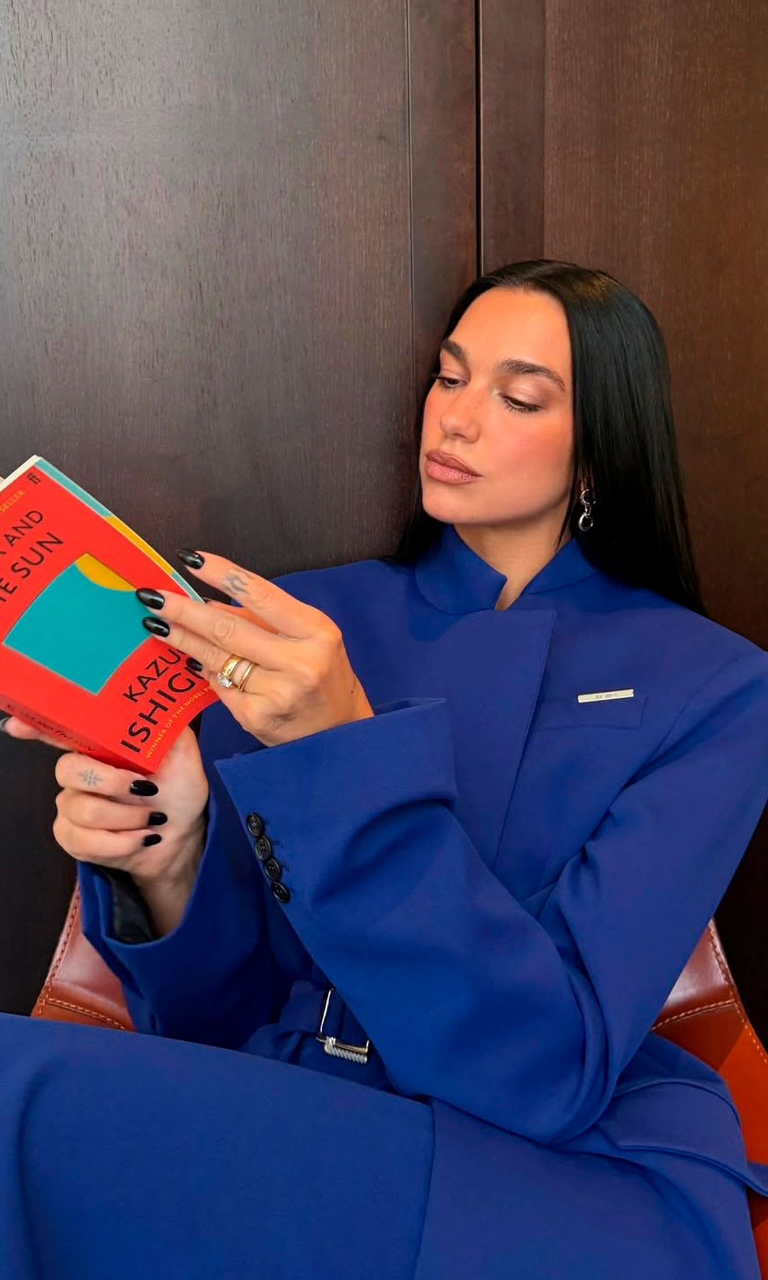 Dua Lipa sosteniendo la novela Klara y el sol