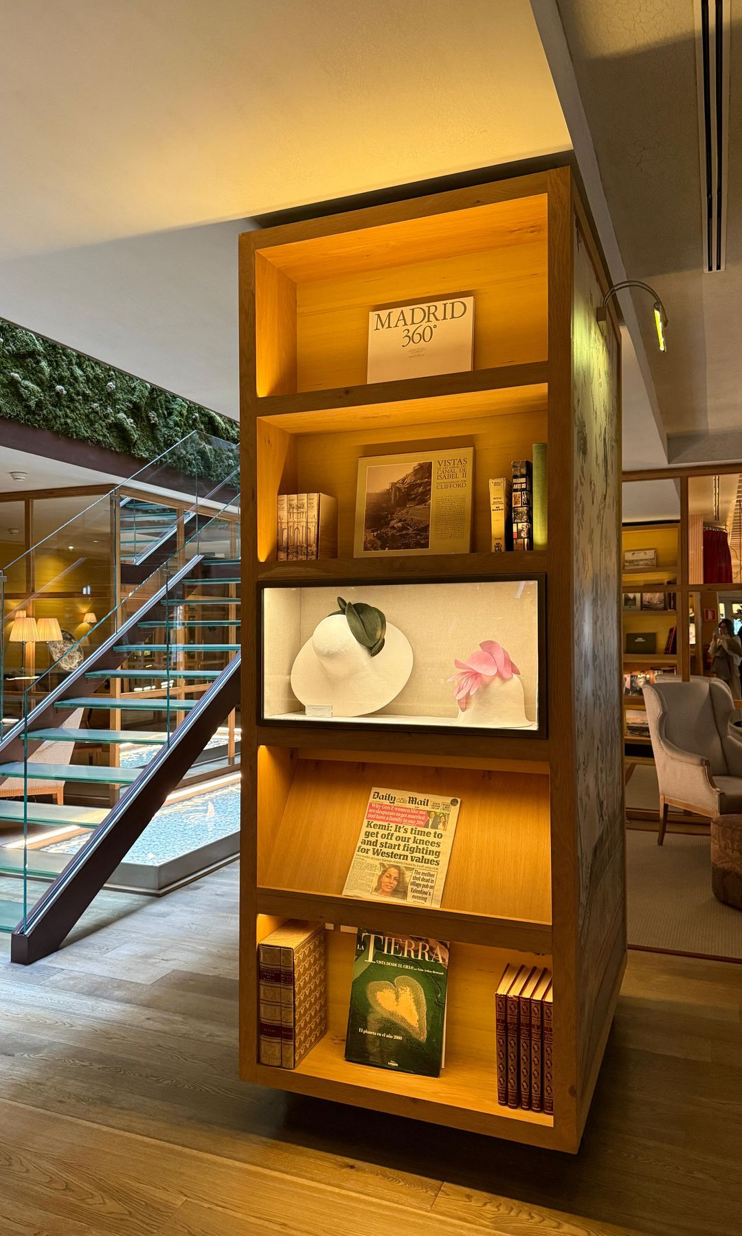 Vitrina de madera con libros y objetos decorativos