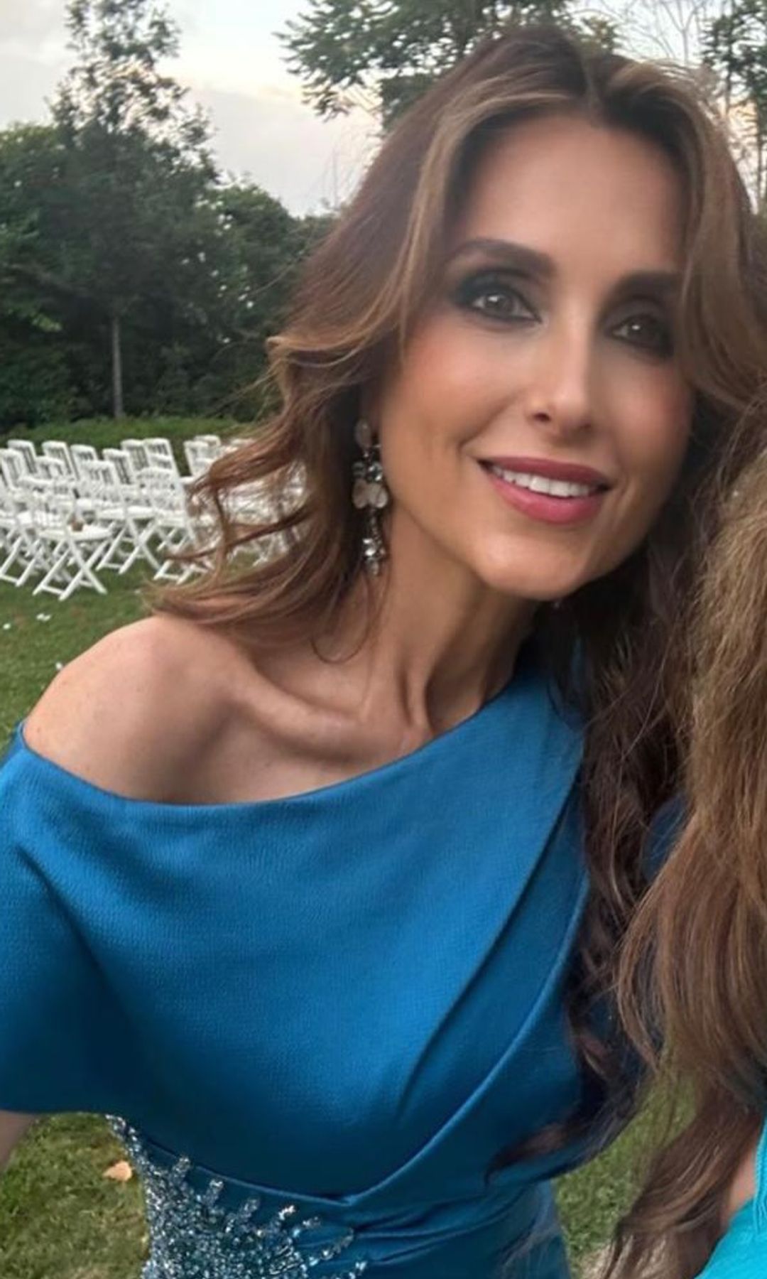 Paloma Cuevas, radiante en la boda de Patricia Cerezo y Kiko Gámez con un vestido joya de cintura envolvente ideado por ella misma