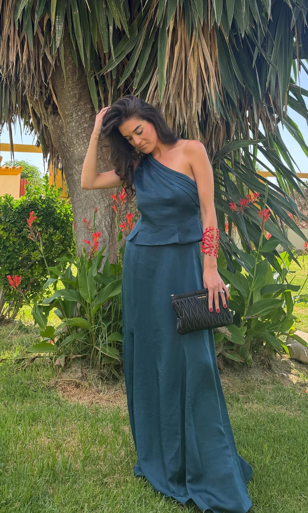 Bárbara Mirjan en Sevilla con conjunto de invitada en azul petróleo