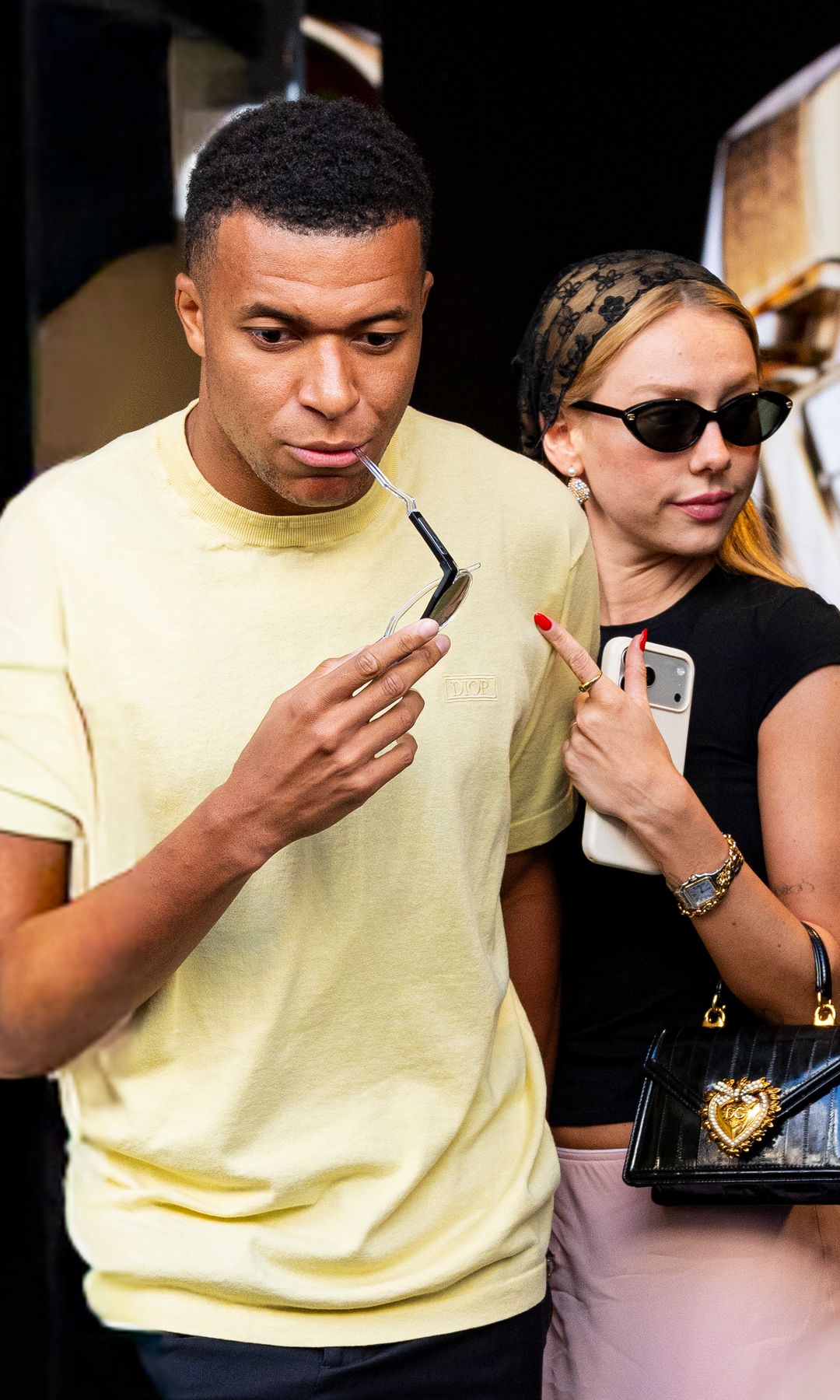 EN VÍDEO. La cita de amor y lujo de Ester Expósito y Mbappé en París, entre diamantes y joyas en una tarde de compras