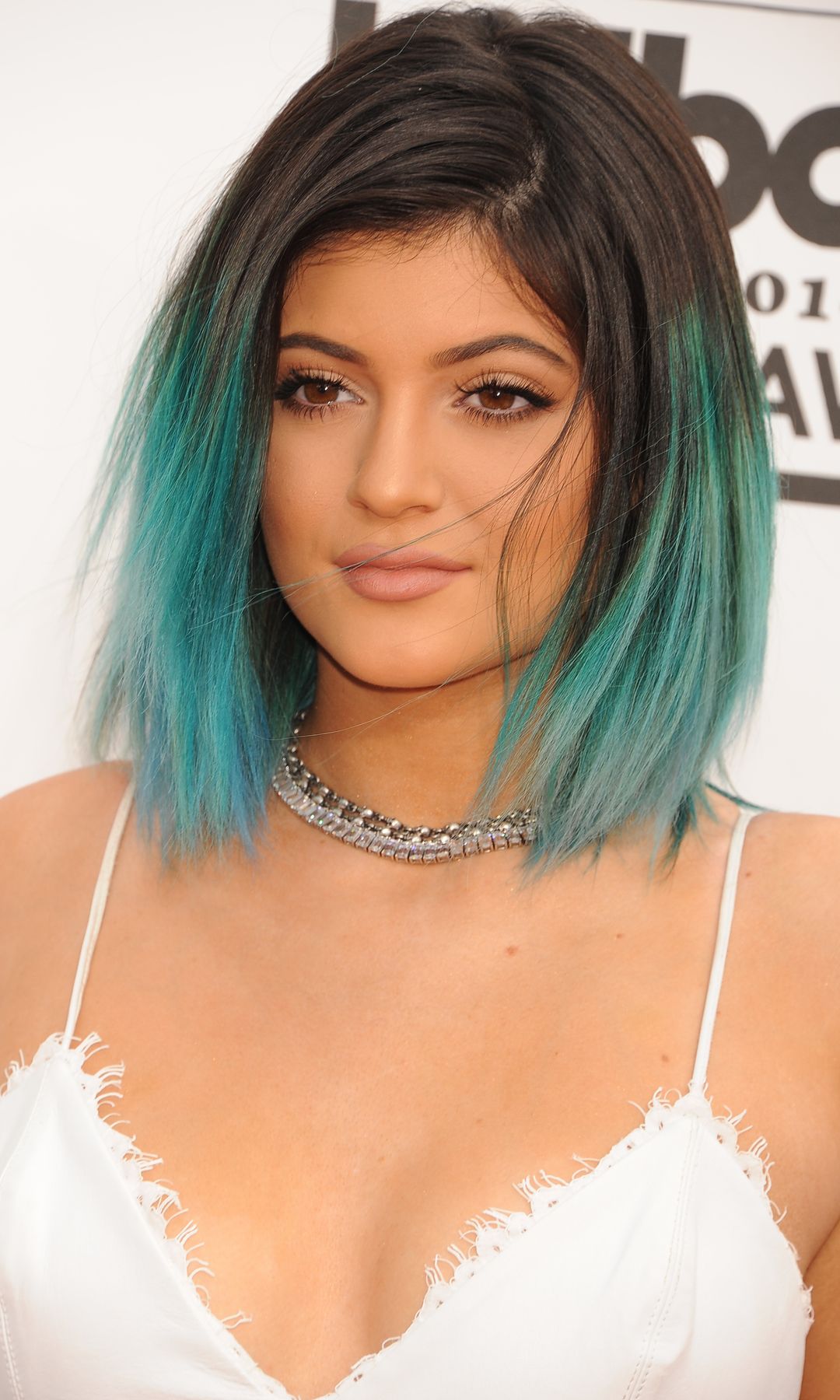 Kylie Jenner en los Billboard Music Awards de 2014 con las puntas del pelo azules y top blanco