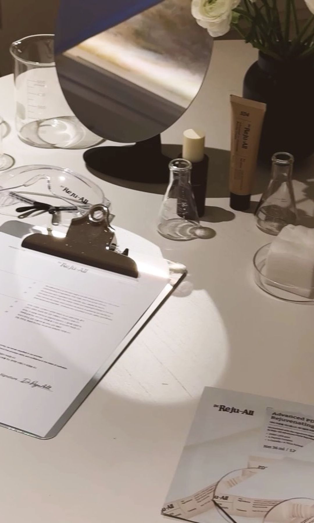 Productos de Dr. Reju-All expuestos junto a material de laboratorio