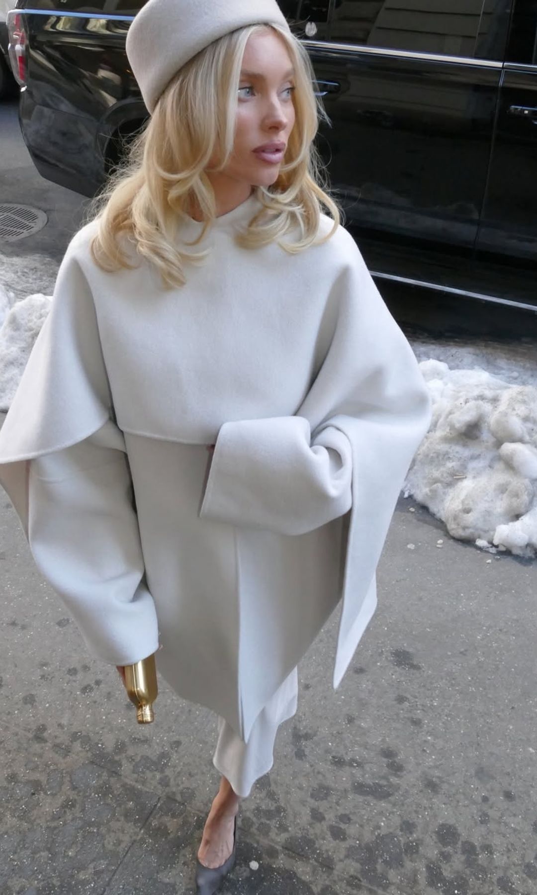 Vestir de blanco en invierno tiene truco y las invitadas a los desfiles de New York Fashion Week lo saben