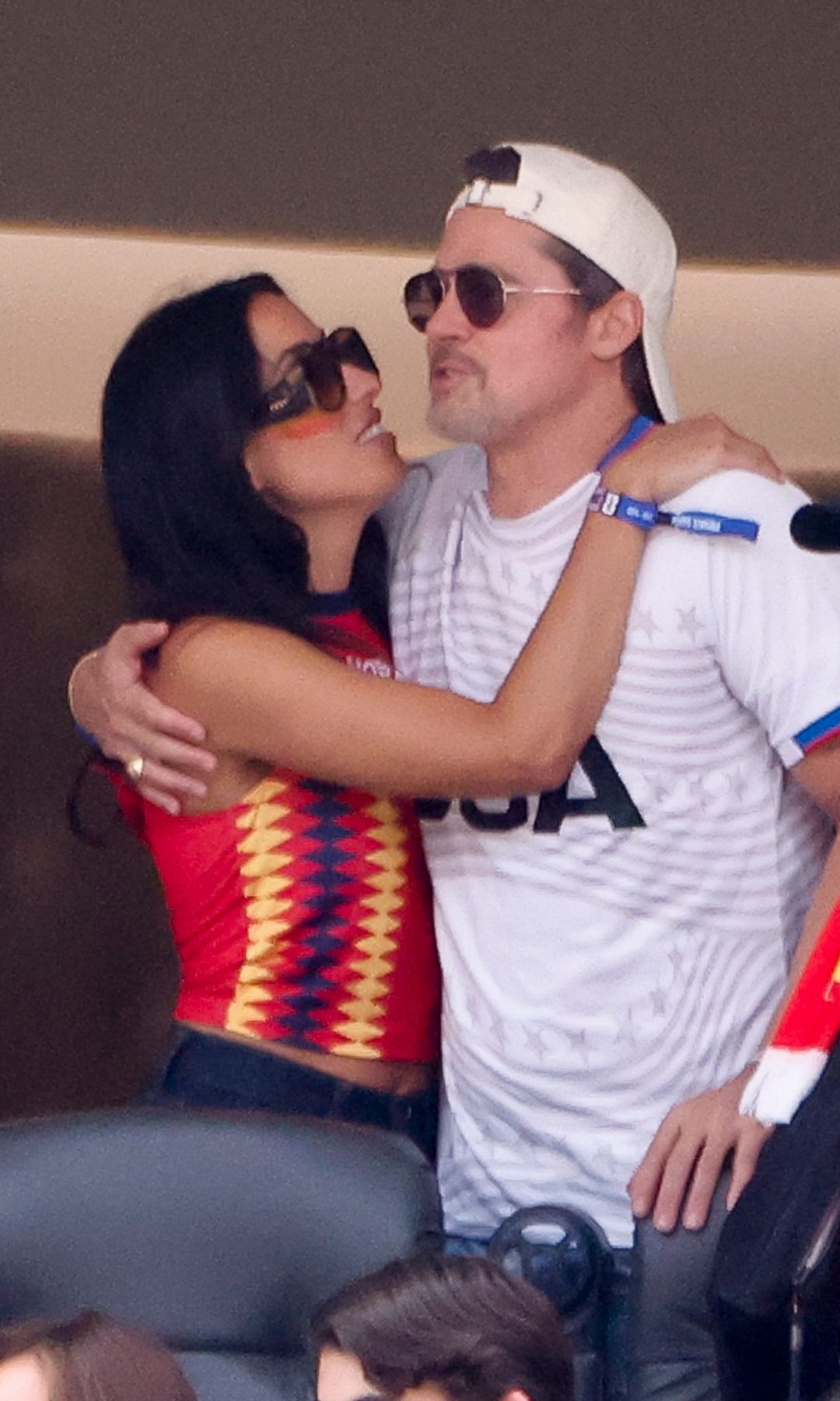 Brad Pitt e Inés de Ramón en el España-Bélgica del Mundial 2026