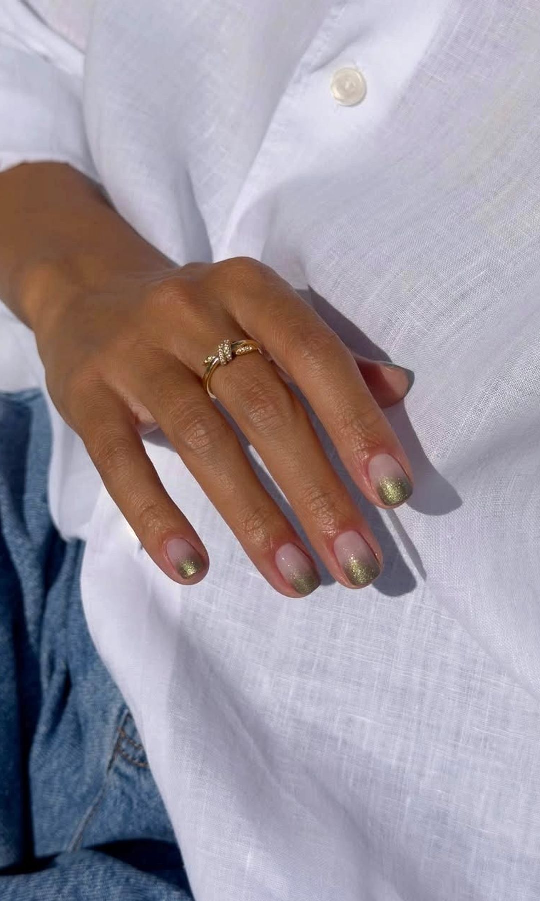 Manicura degradada en verde con brillo